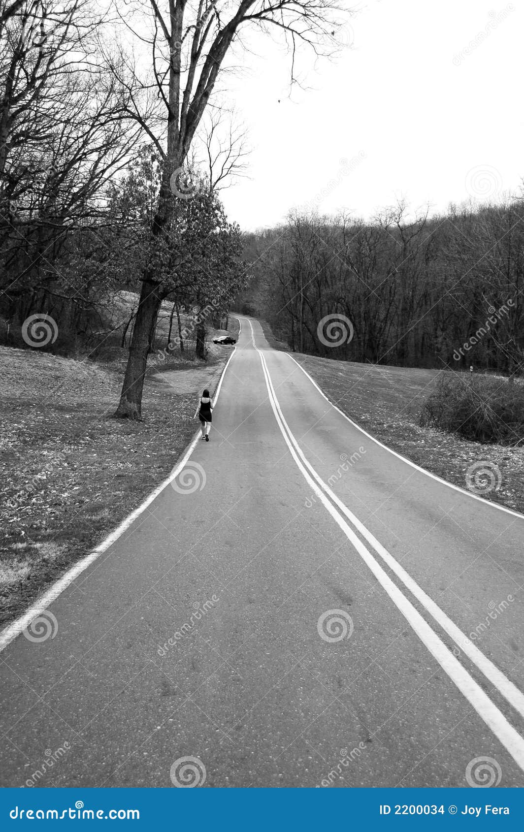 Marche. Femme marchant sur la route abandonnée