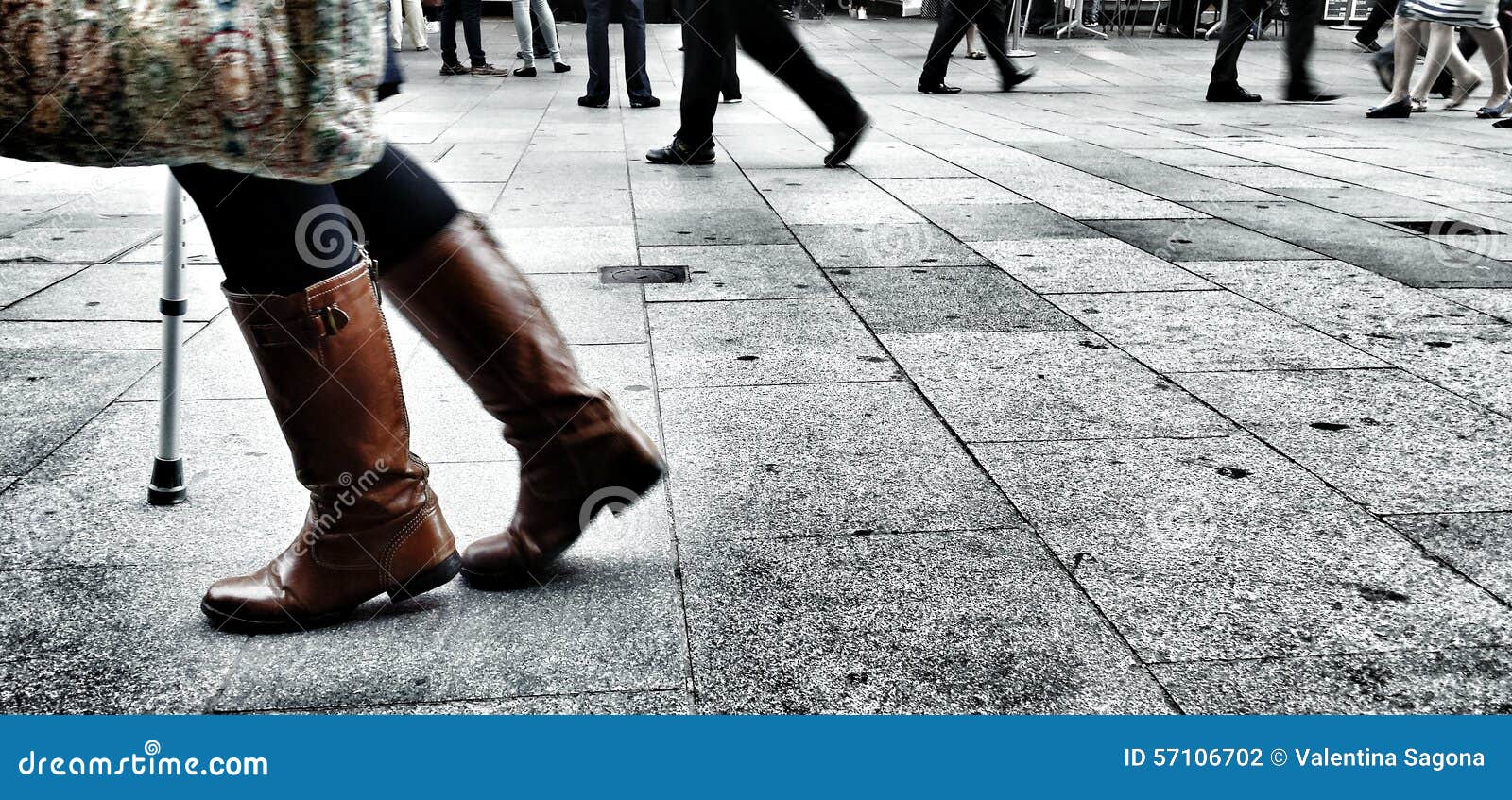 Marche sur la rue photo stock. Image du chaussures, croisement 57106702