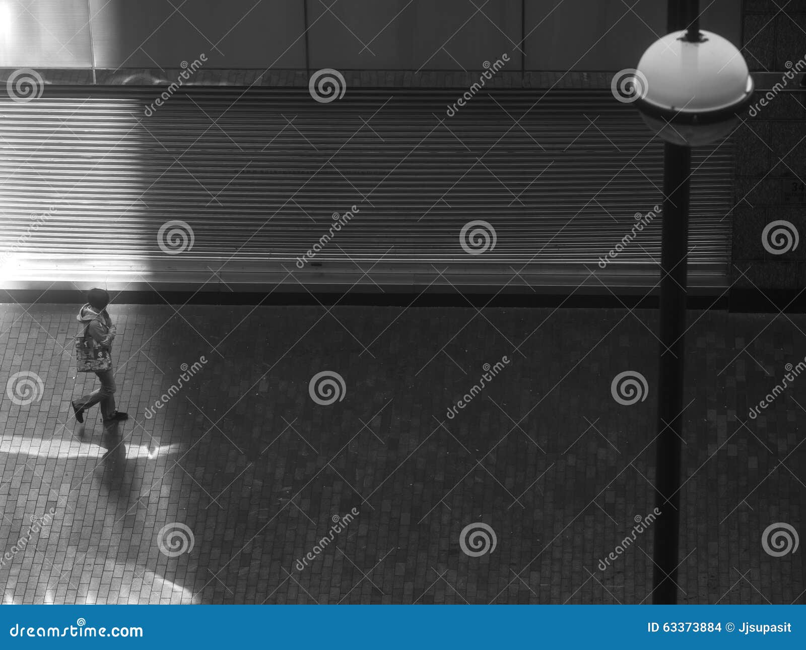 Marche Sur La Rue Devant En Salle Fermée Image stock éditorial Image