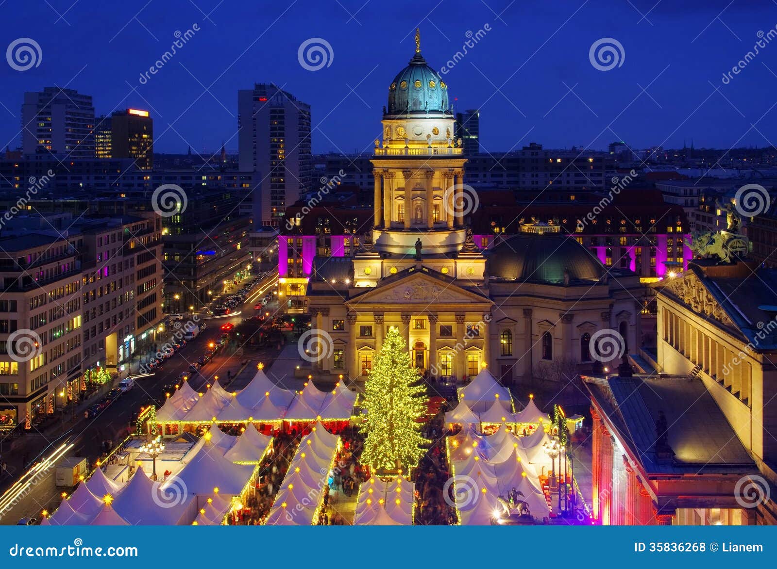 Marché Gendarmenmarkt de Noël de Berlin. Berlin, le marché Gendarmenmarkt de Noël par nuit