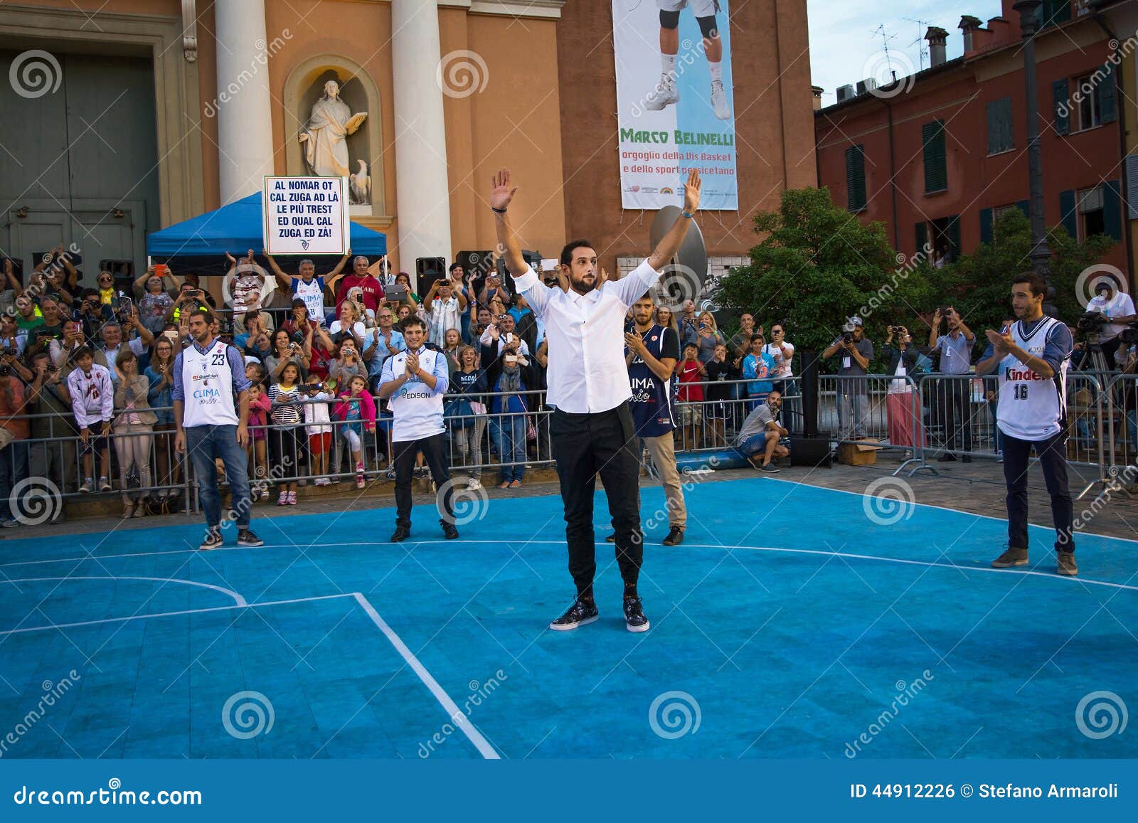 San Giovanni w persiceto, Bologna, Wrzesień 18,2014: zwycięzca trzypunktowy konkurs 2014 Marco Belinelli i, świętujemy w jego mieście rodzinnym w Włochy od wszystkie jego podobnych mieszkanów i przyjaciół Także otrzymywał nagrodzonego Pesco d'oro rezerwującego ludzie które stoją out najwięcej w świacie Podczas długiego dnia próbka Belinelli robił dobroczynności i podpisywał mnogich autografy