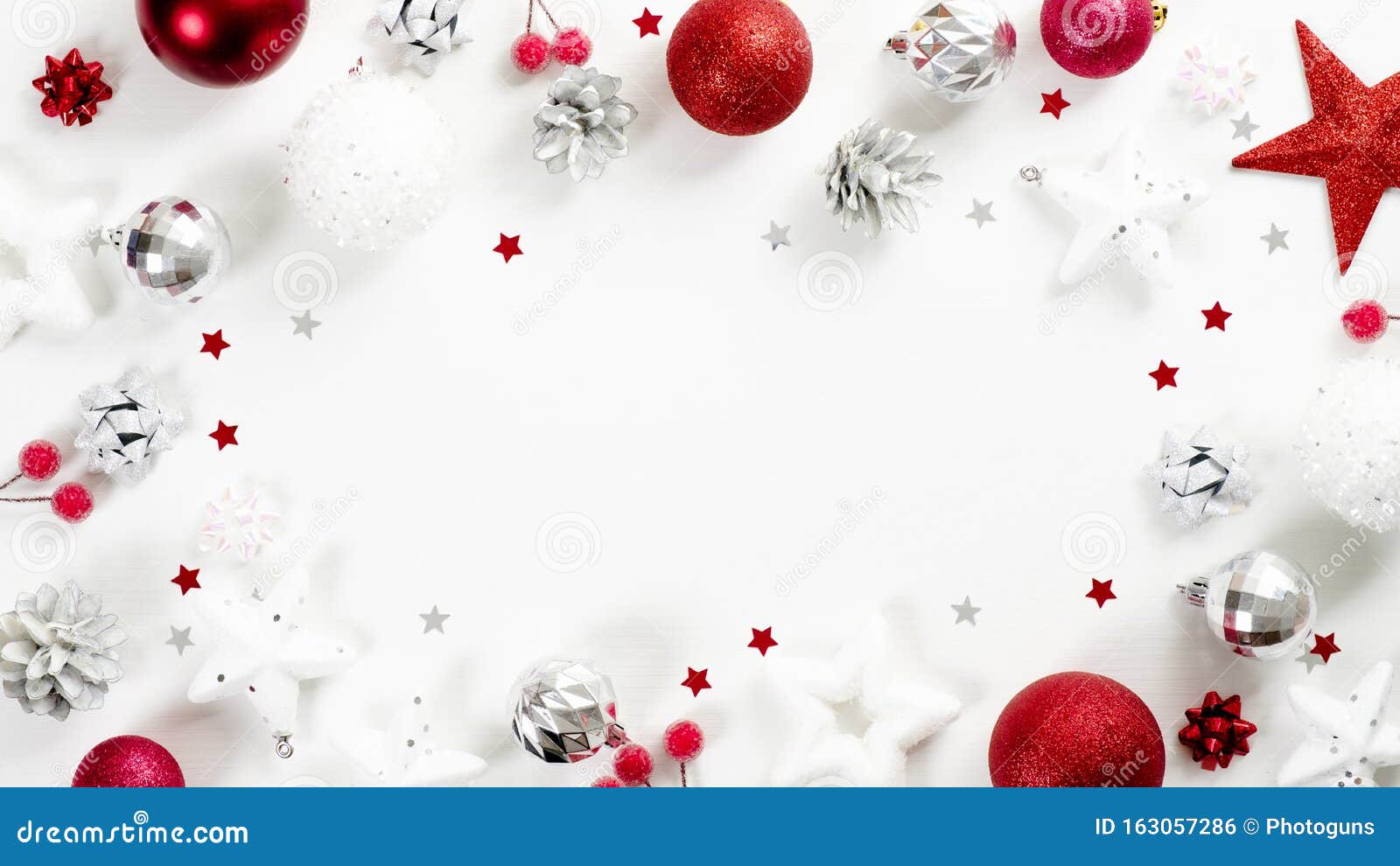 Marco Navideño De Decoración Rojo Y Plateado En La Parte Superior Del Fondo  Blanco Nochebuena De Tarjetas De Felicitación, Vacaci Foto de archivo -  Imagen de endecha, regalo: 163057286