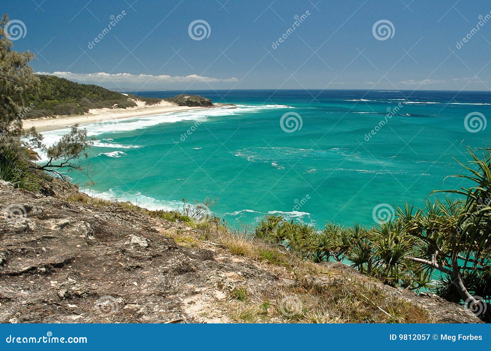 Mares claros. Las aguas claras del Océano Pacífico del puesto de observación de la punta, isla del norte de Stradbroke - Queensland, Australia