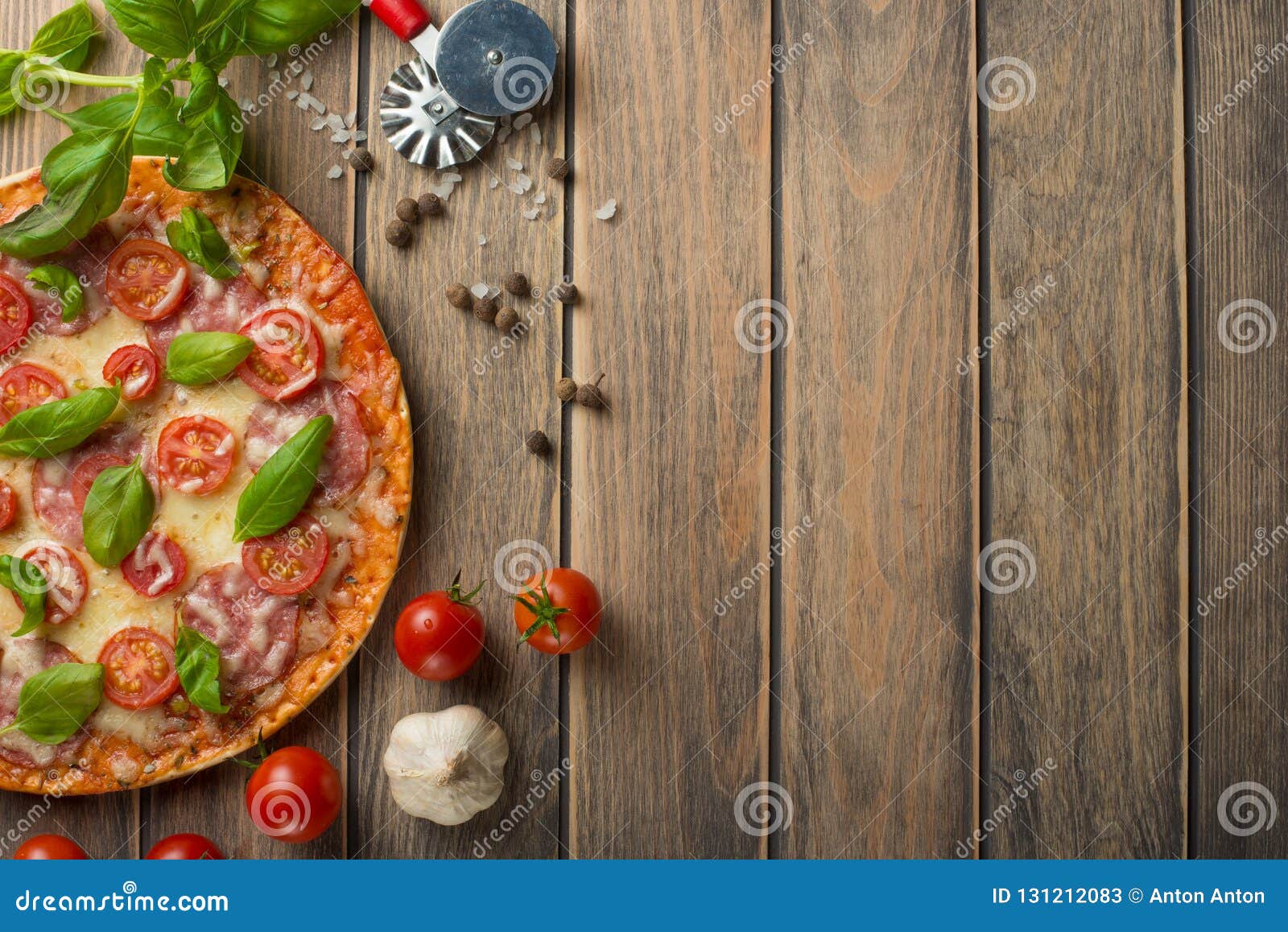 Margarita De Pizza Sur Un Fond En Bois Vue Superieure Margarita De Pizza Avec Du Fromage De Tomates De Basil Et De Mozzarella Image Stock Image Du Mozzarella Chaud Margarita De Pizza Sur Un Fond En Bois Vue Superieure Margarita De Pizza Avec Du Fromage De Tomates De Basil Et De Mozzarella Image Stock Image Du Mozzarella Chaud