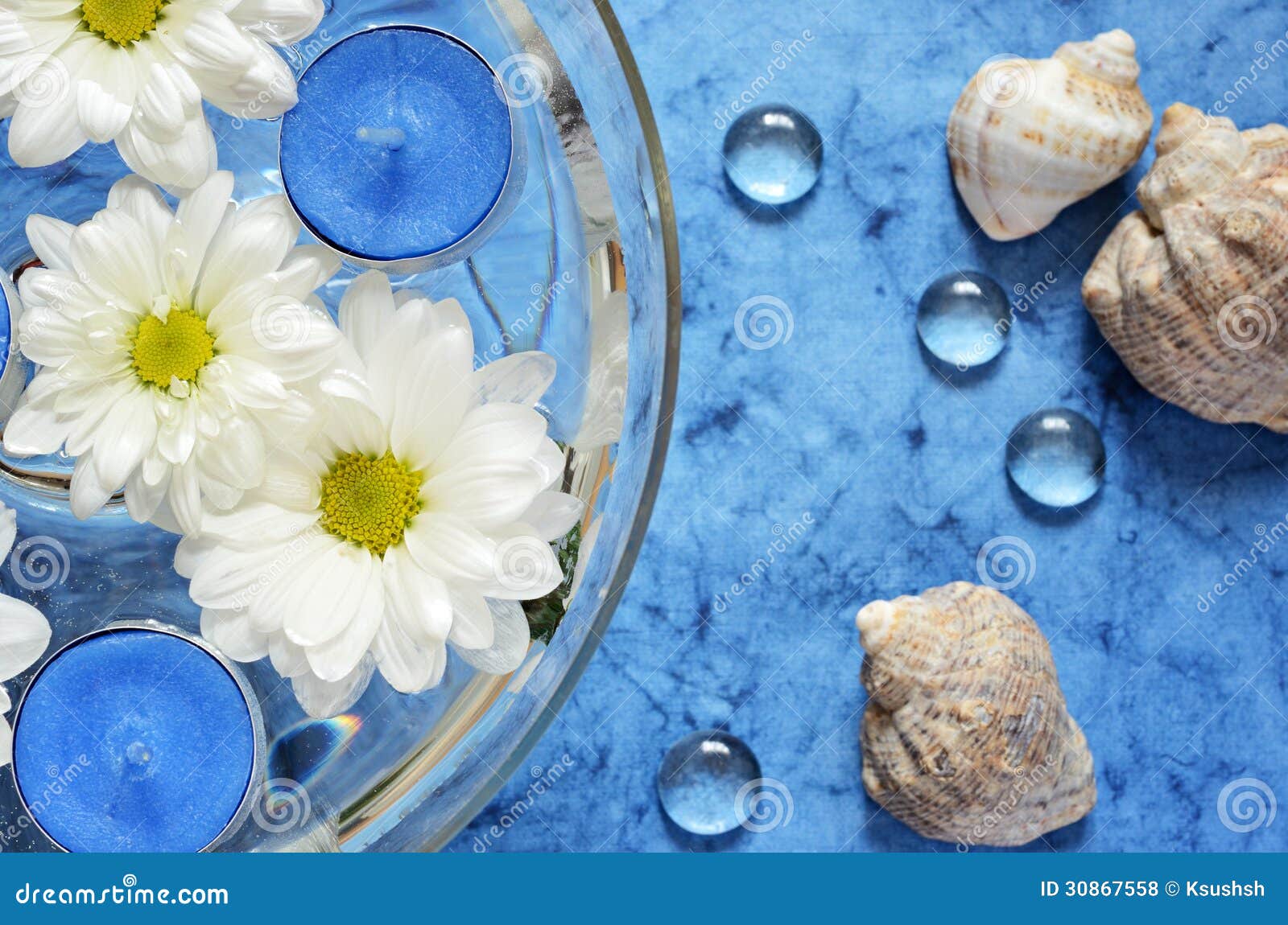 Margaritas y velas azules foto de archivo. Imagen de papel 30867558