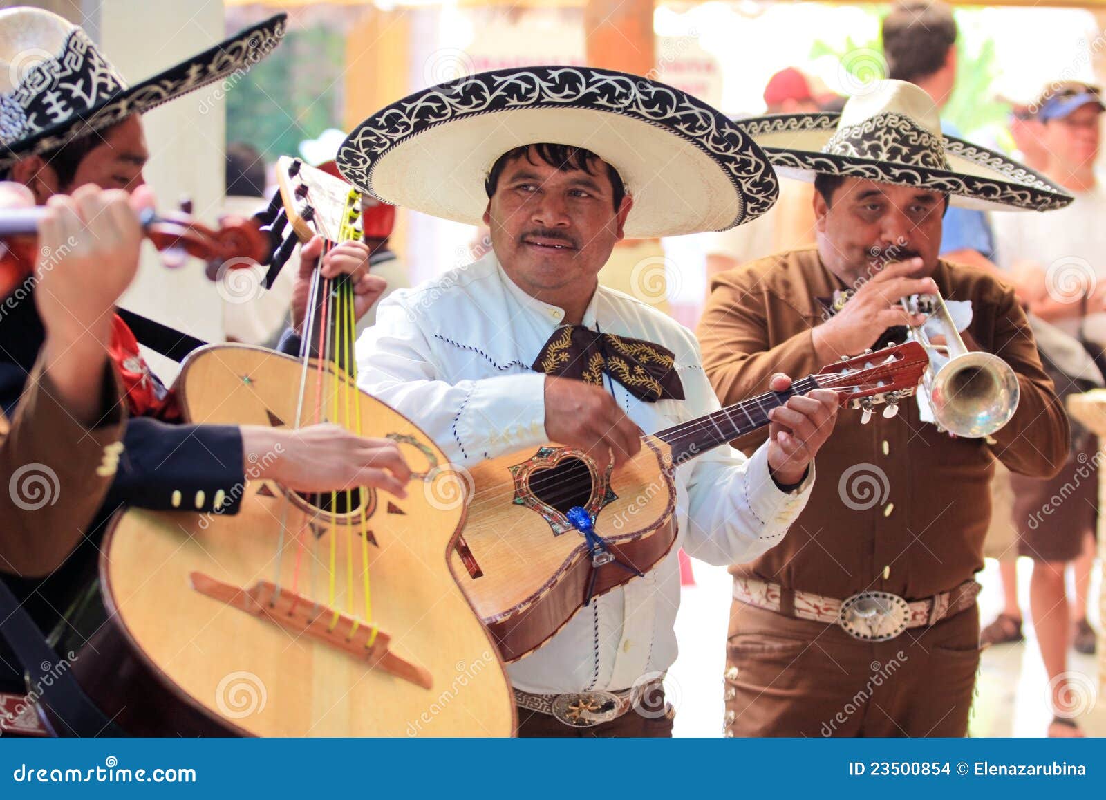 mariachi-band-mexico-23500854.jpg