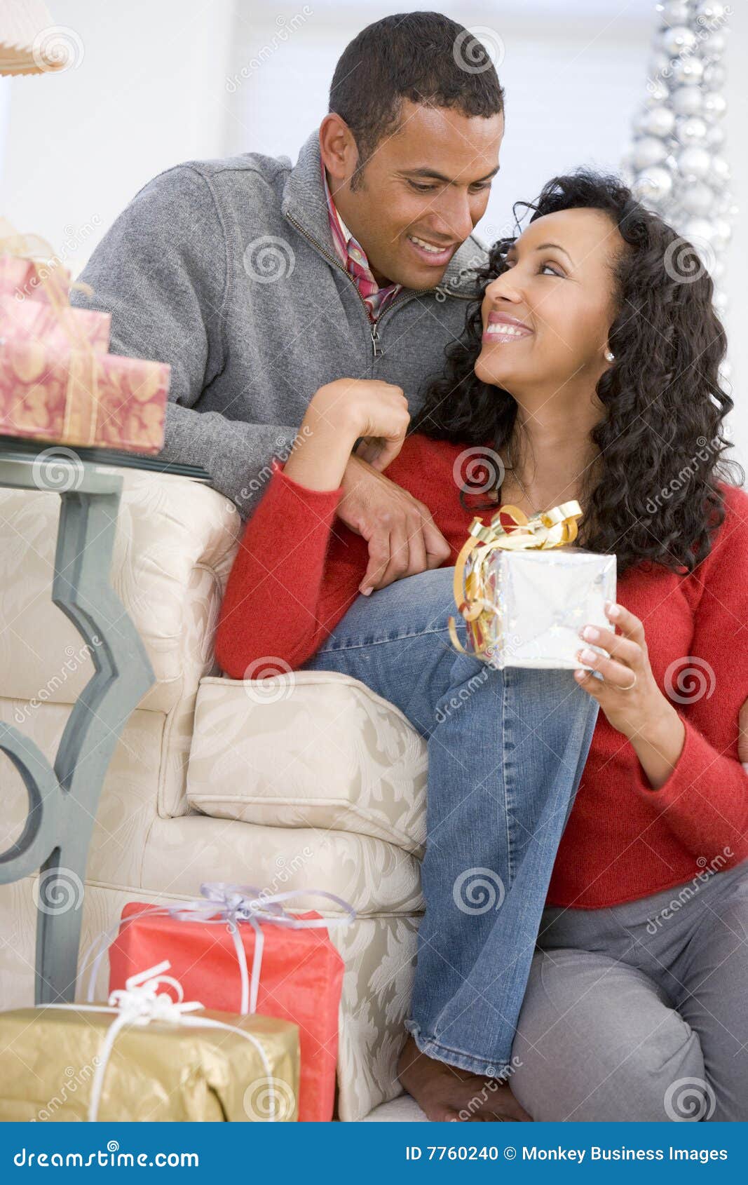 https://thumbs.dreamstime.com/z/marido-y-esposa-que-intercambian-los-regalos-de-la-navidad-7760240.jpg