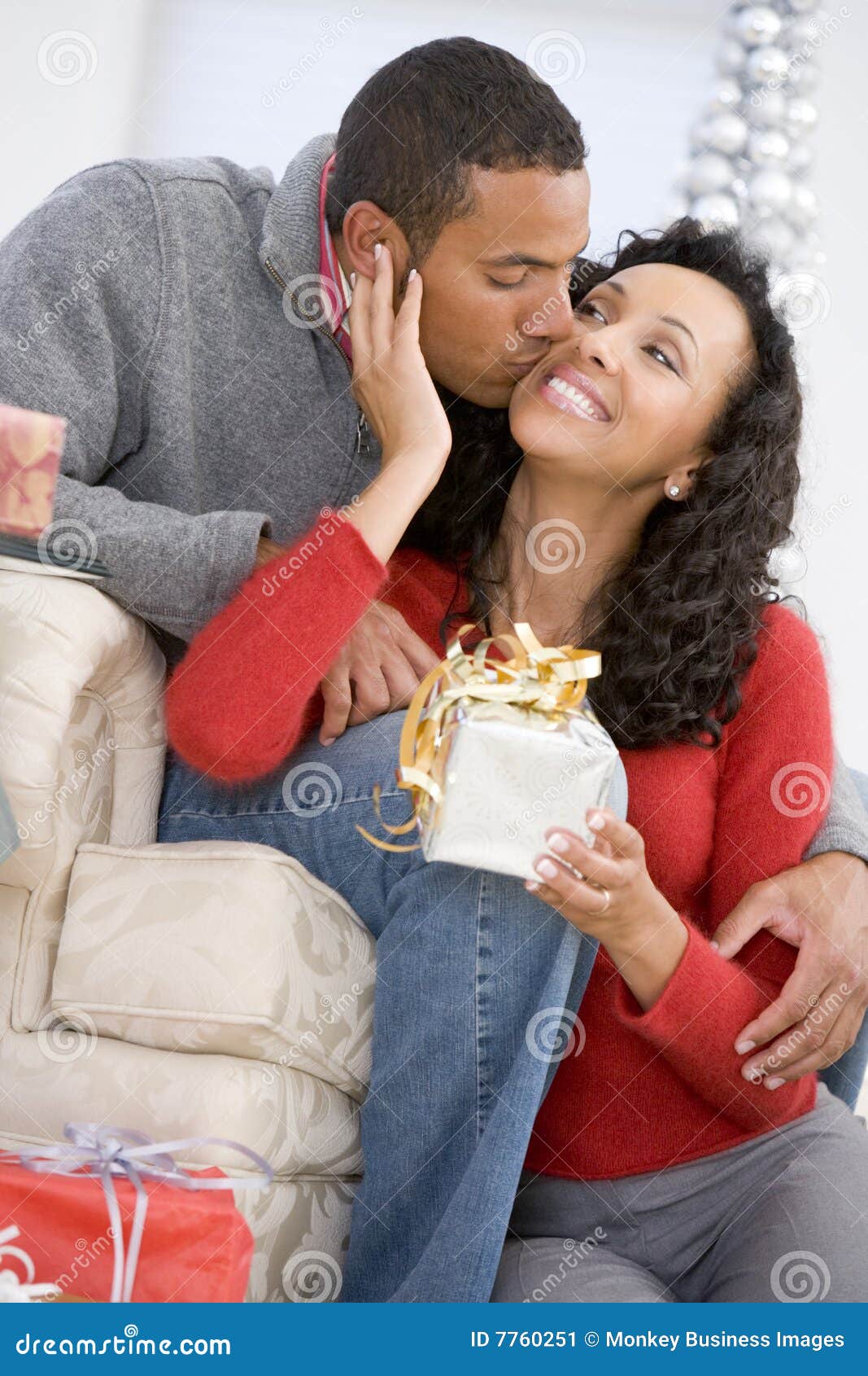 Marido Y Esposa Que Intercambian Los Regalos De La Navidad Foto de archivo  - Imagen de tenencia, contenido: 7760246