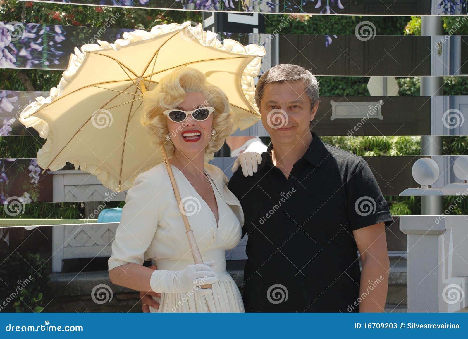 Marilyn Monroe Com Um Homem Em Estúdios Universais Foto de Stock