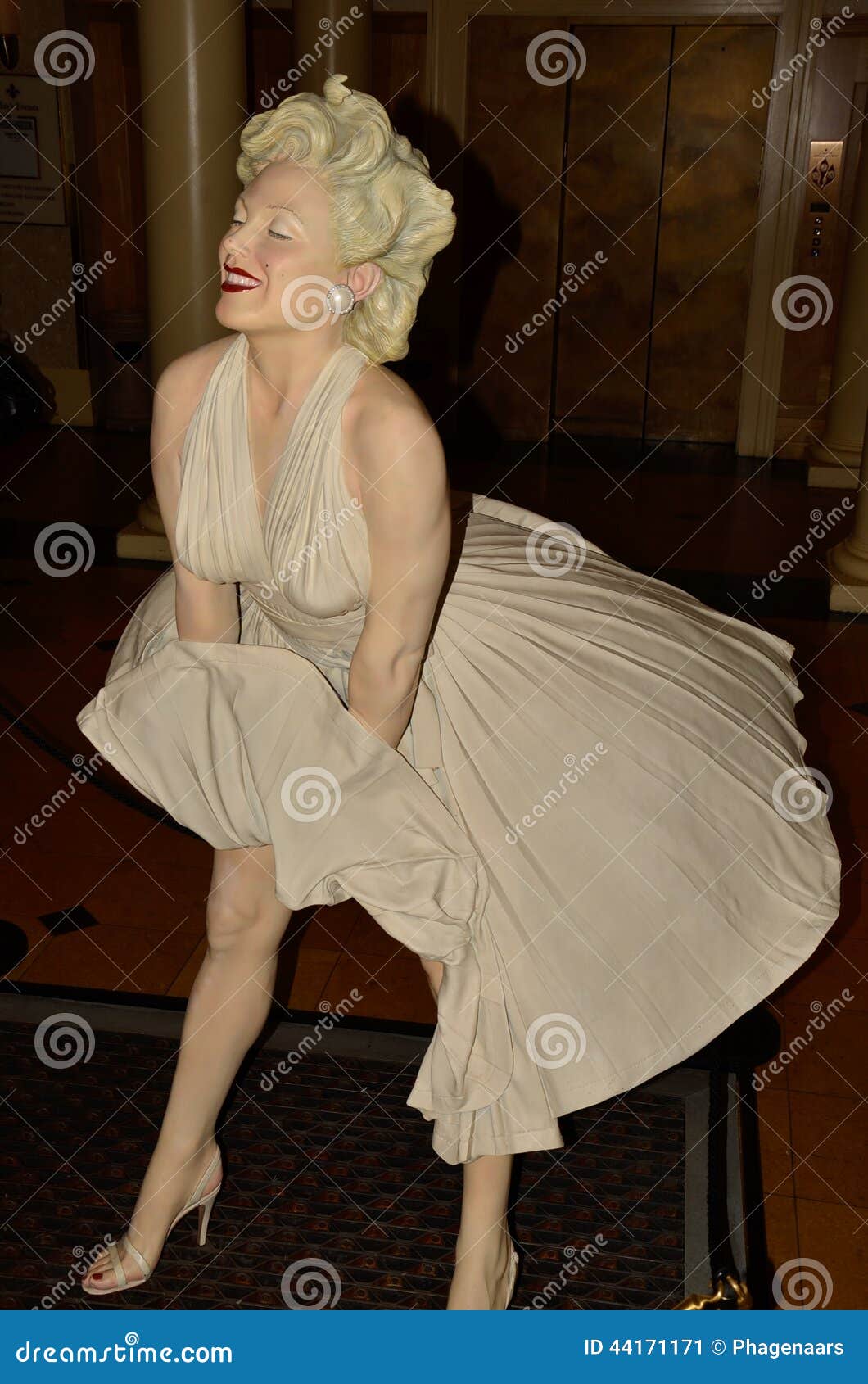 Marilyn Monroe editorial photo. Image of lifesize, white - 44171171