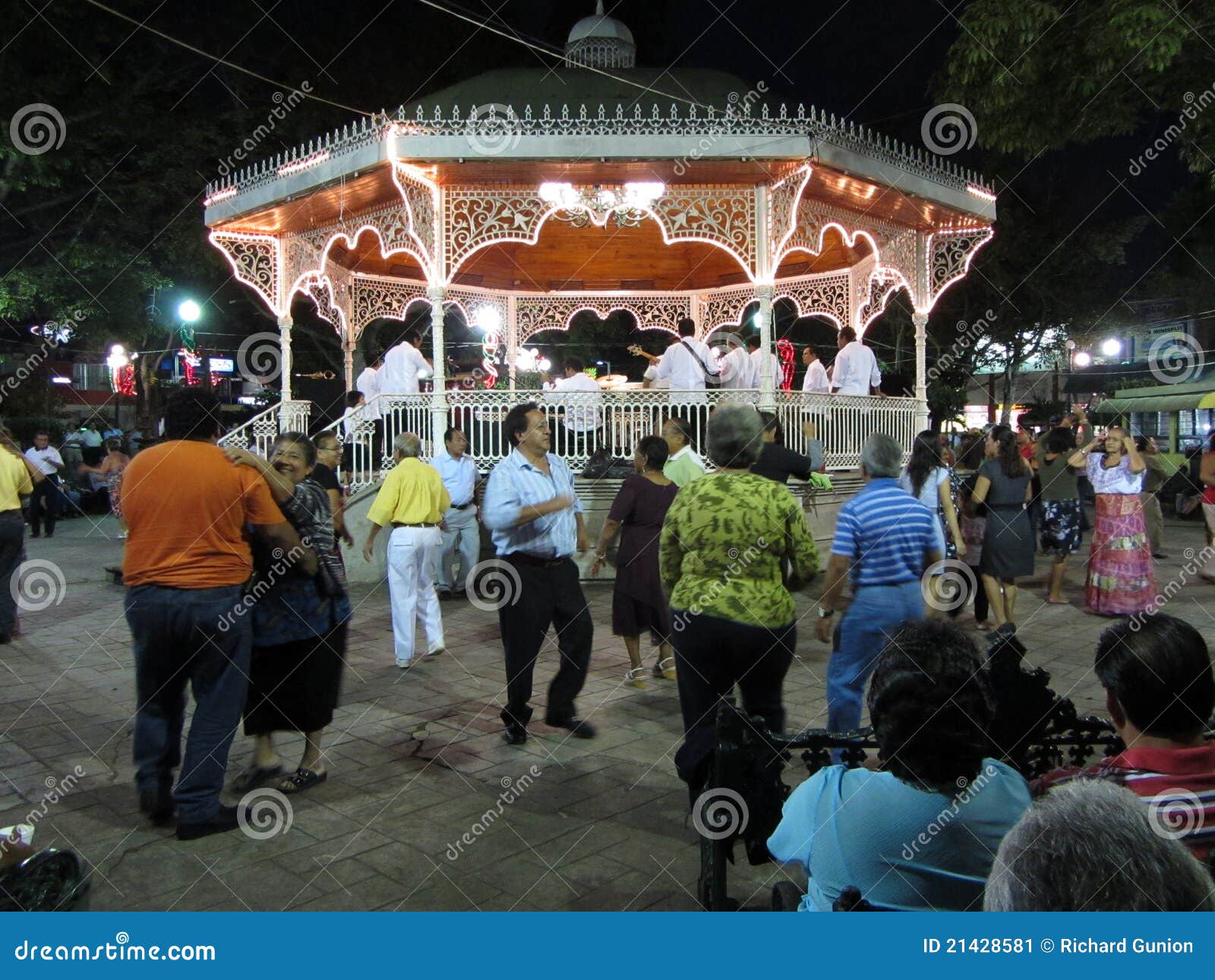 Marimba Dancing editorial photo. Image of gazebo, tuxtla 21428581