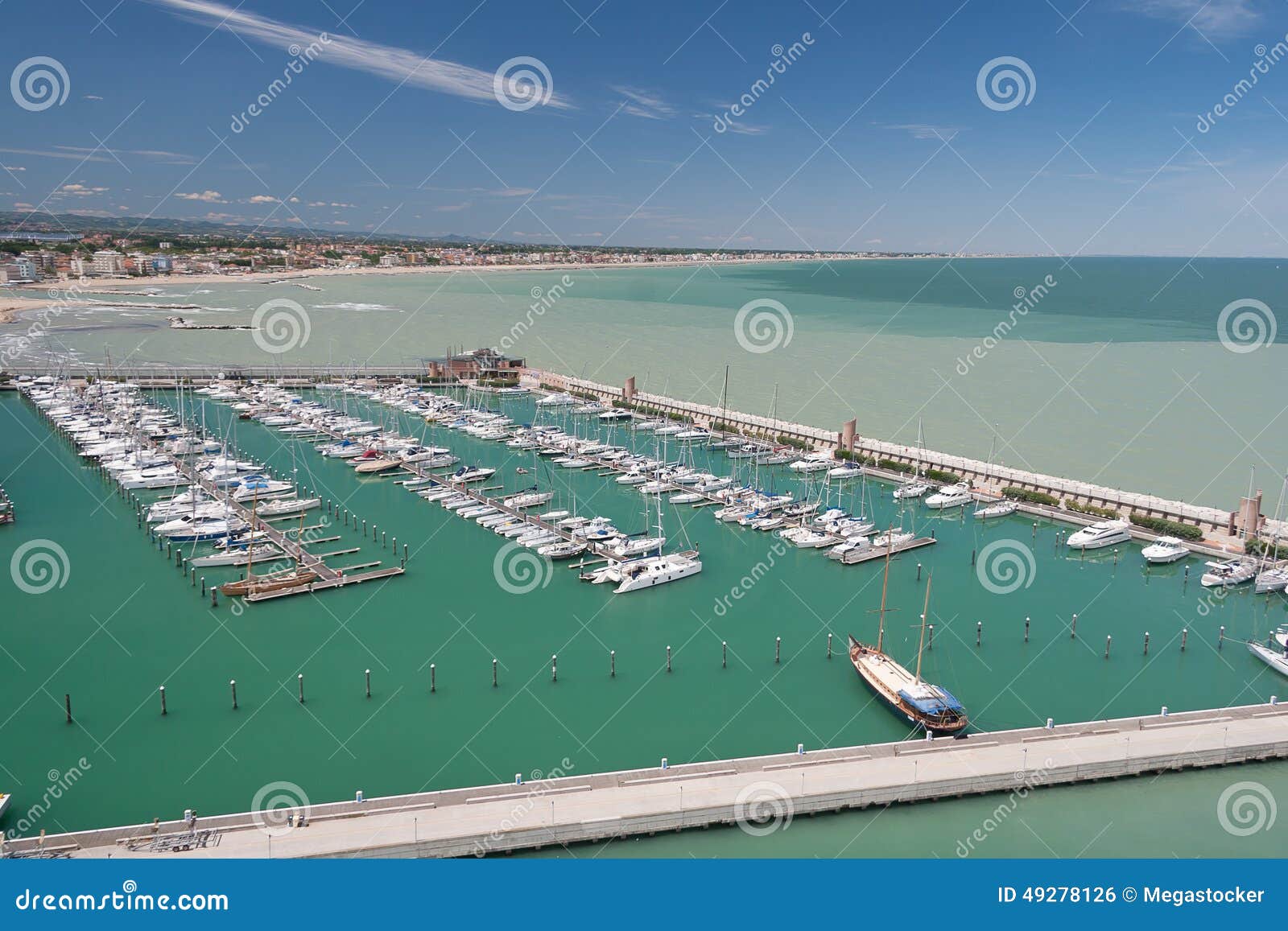 Yachter i Marina Bay i Rimini, Italien