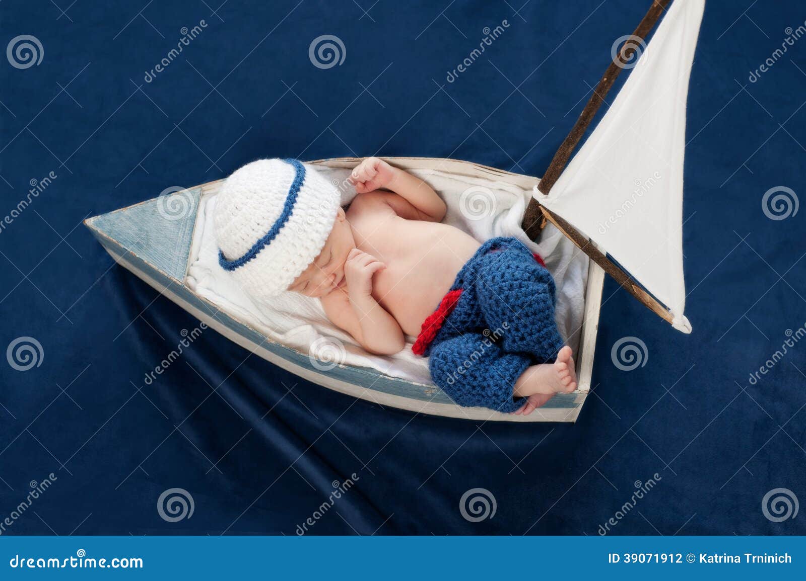 Marinero Recien Nacido Sleeping Del Bebe En Un Barco Foto De Archivo Imagen De Inocencia Blanco
