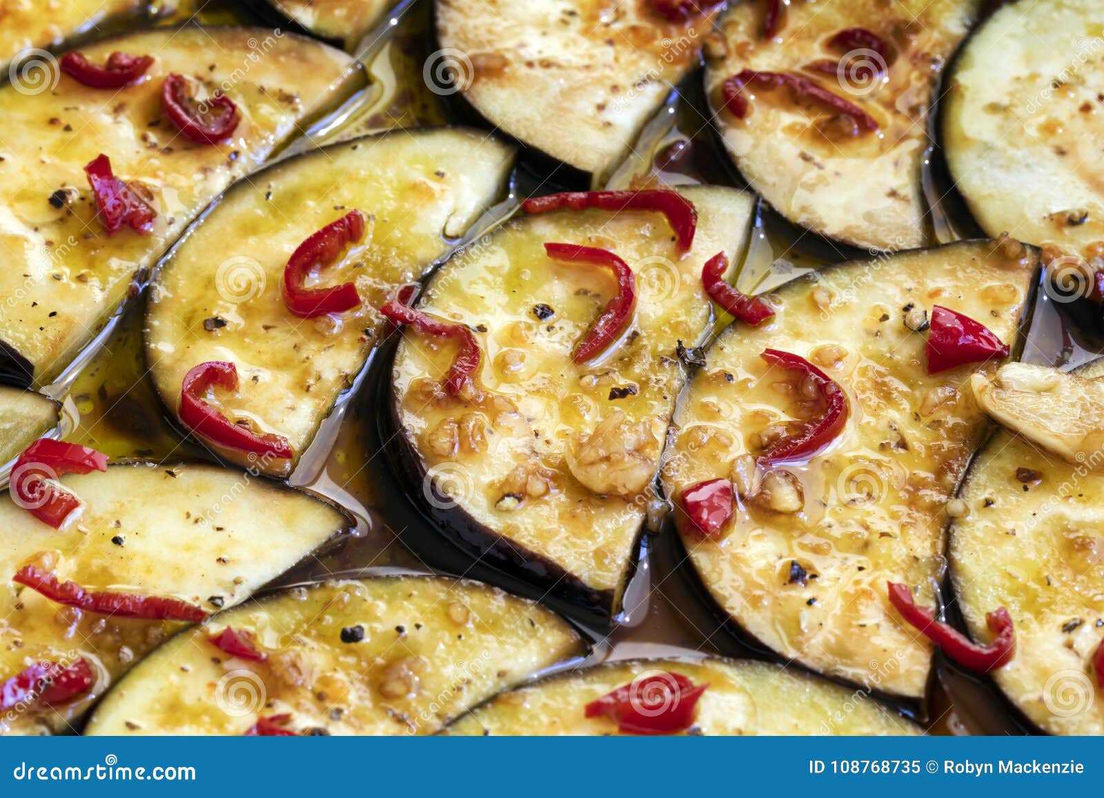 Marinierung Die Aubergine Bereit Zum Grillen Stockbild - Bild von ...