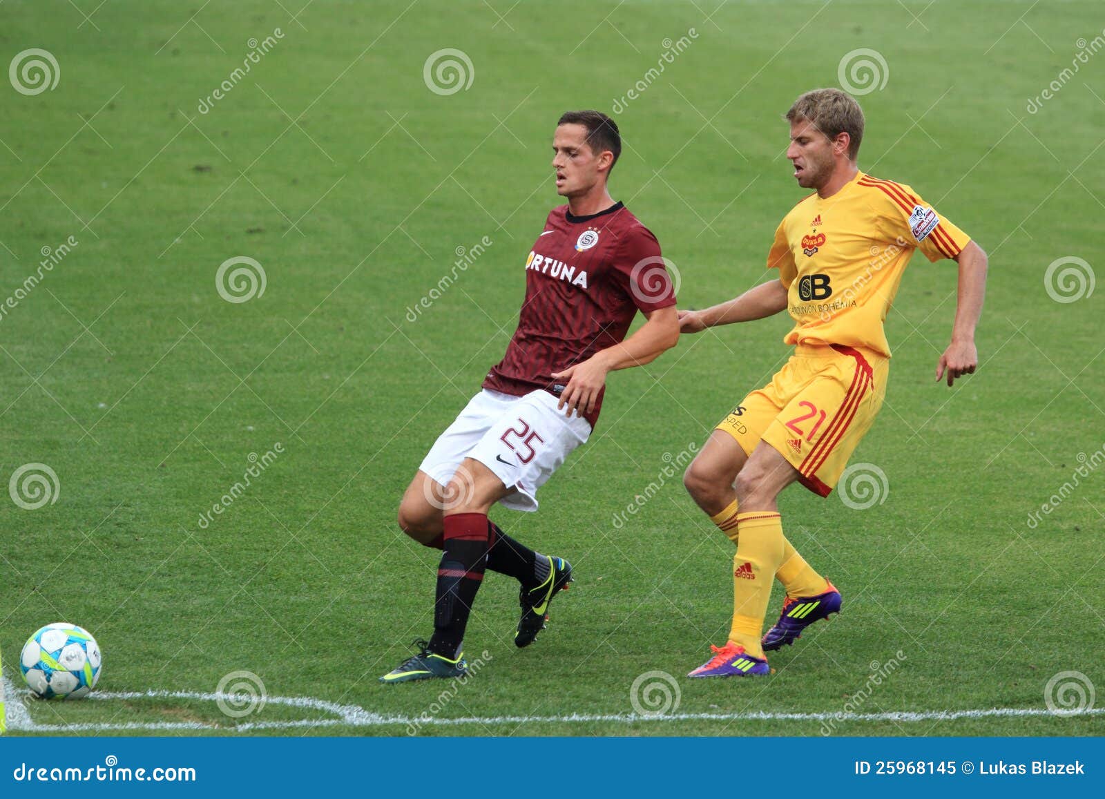 Mario Holek et janv. Svatonsky dans le 1th rond de la correspondance tchèque de Ligue de Football entre Dukla Prague et Sparta Prague. C'était 1:1 tiré et a été joué sur 28.7.2012.