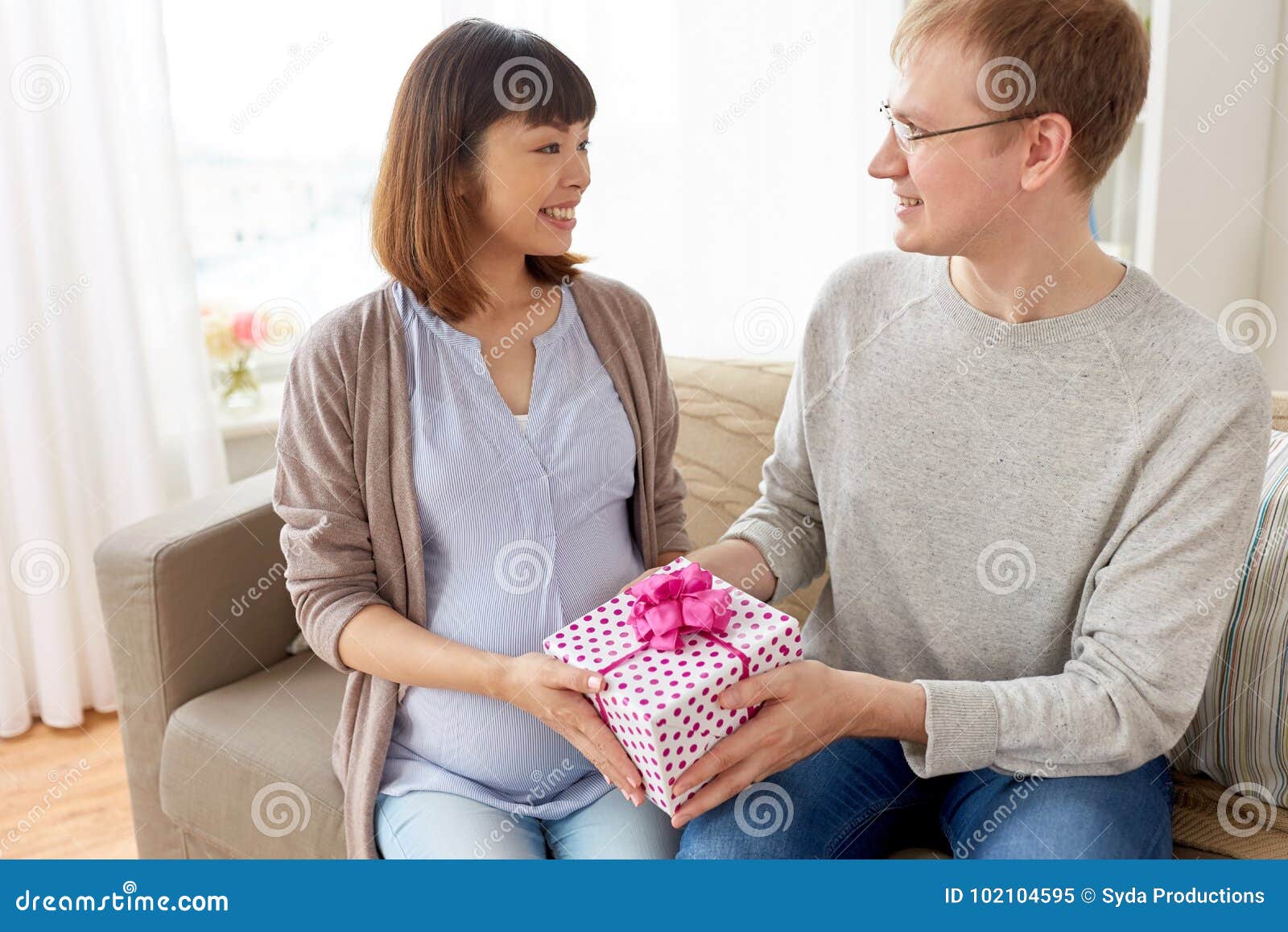 Marito Che Dà Regalo Di Compleanno Alla Moglie Incinta Immagine Stock -  Immagine di asiatico, cinese: 102104595