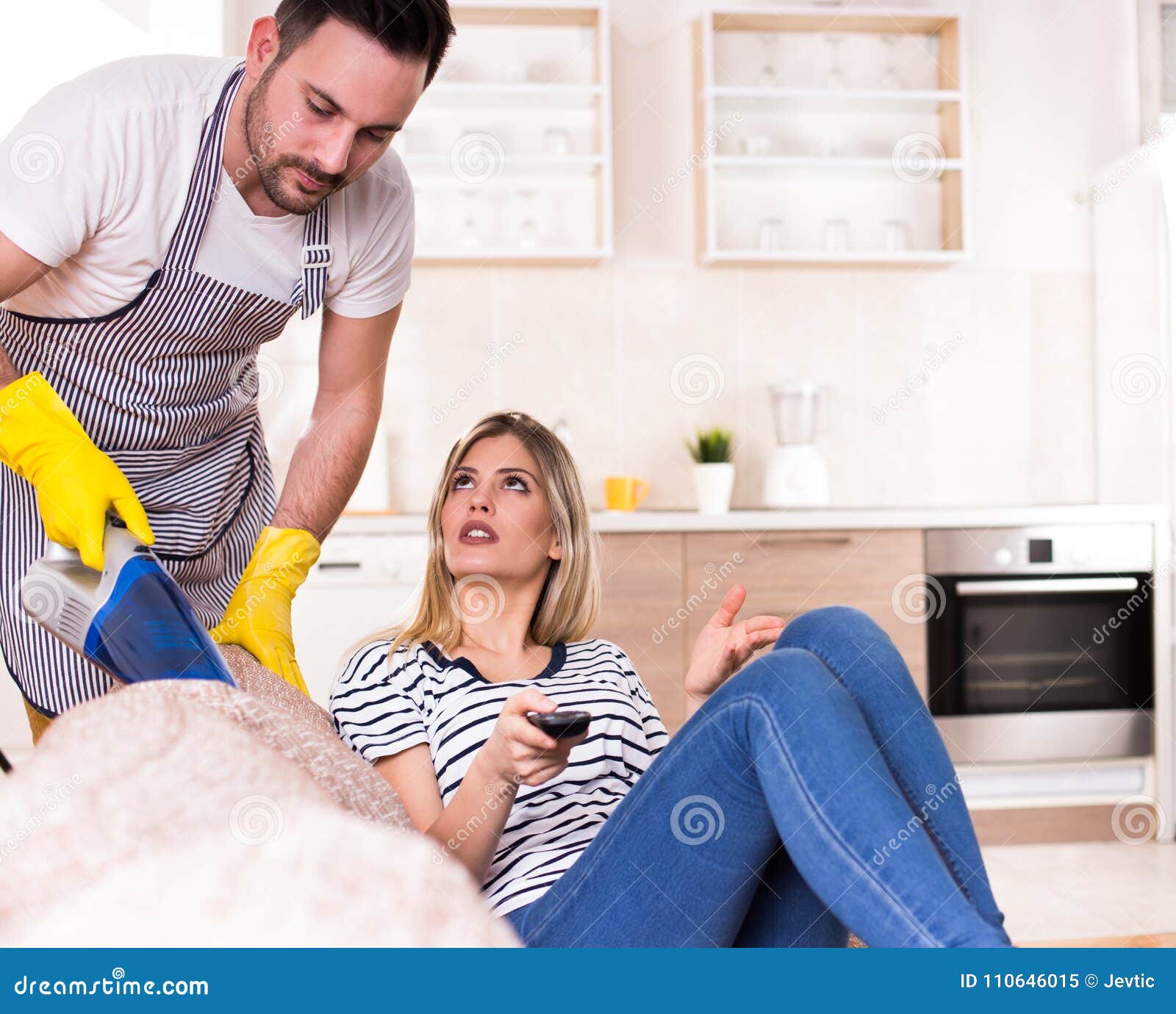 Зрелый муж помогает. Что делает муж по дому. Мужчина что делать дома после работы. Мужчина зарабатывает.женщина сидит дома. Man doing housework.