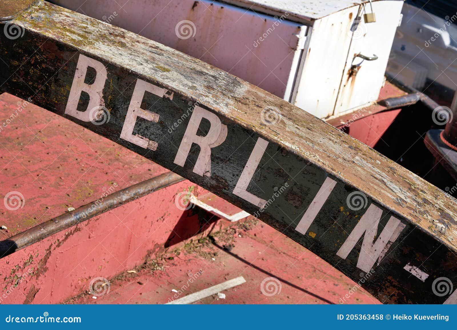 marking the home port of a ship with the lettering berlin