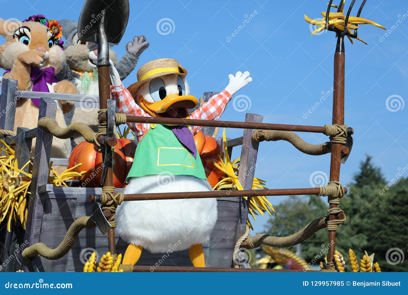 Disney Halloween Parade with Disney Characters in Disneyland Par Editorial  Image - Image of outside, magic: 129957985