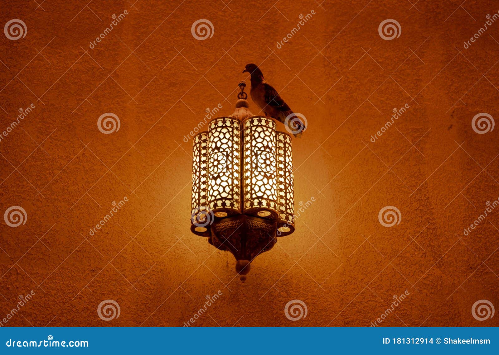 Onaangeroerd plakboek medeklinker Marokkaanse Lamp in Een Moskee in Qatar Stock Foto - Image of decoratie,  heilig: 181312914
