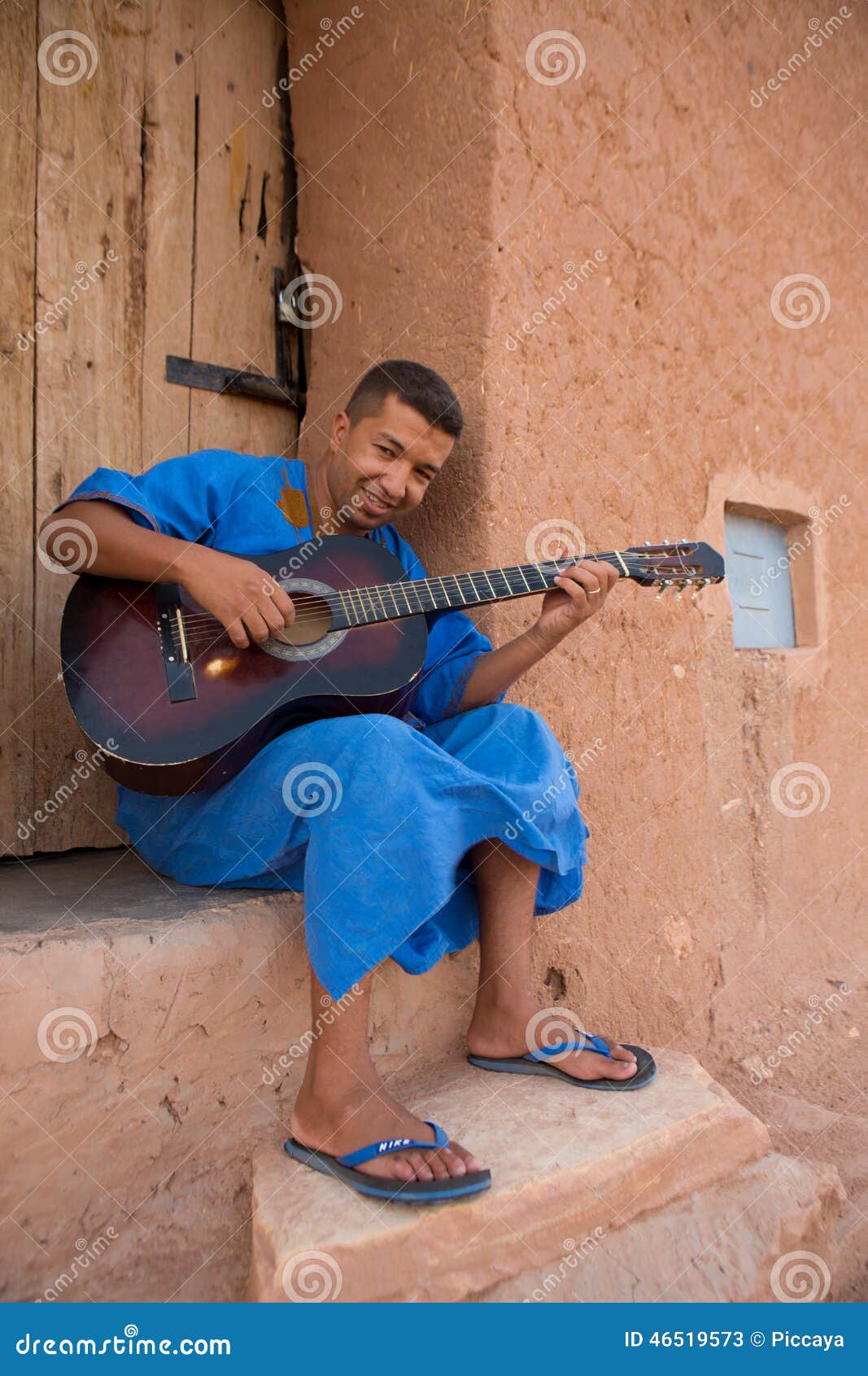 systematisch Ontevreden Fictief Marokkaanse Mensenmusicus Het Spelen Gitaar, Marokko Redactionele Stock  Foto - Image of kleuren, lied: 46519573