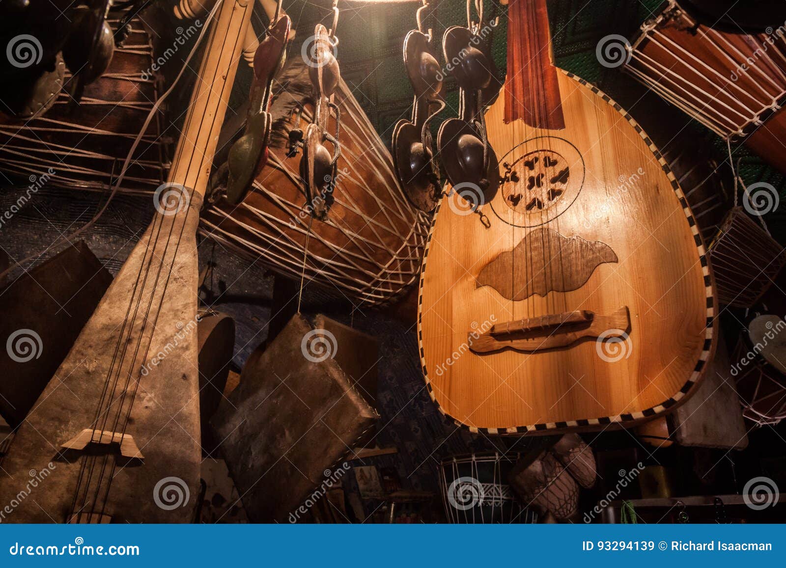 Lichaam Maak avondeten Tropisch Marokkaanse Muzikale Instrumenten Stock Afbeelding - Image of percussie,  instrumenten: 93294139