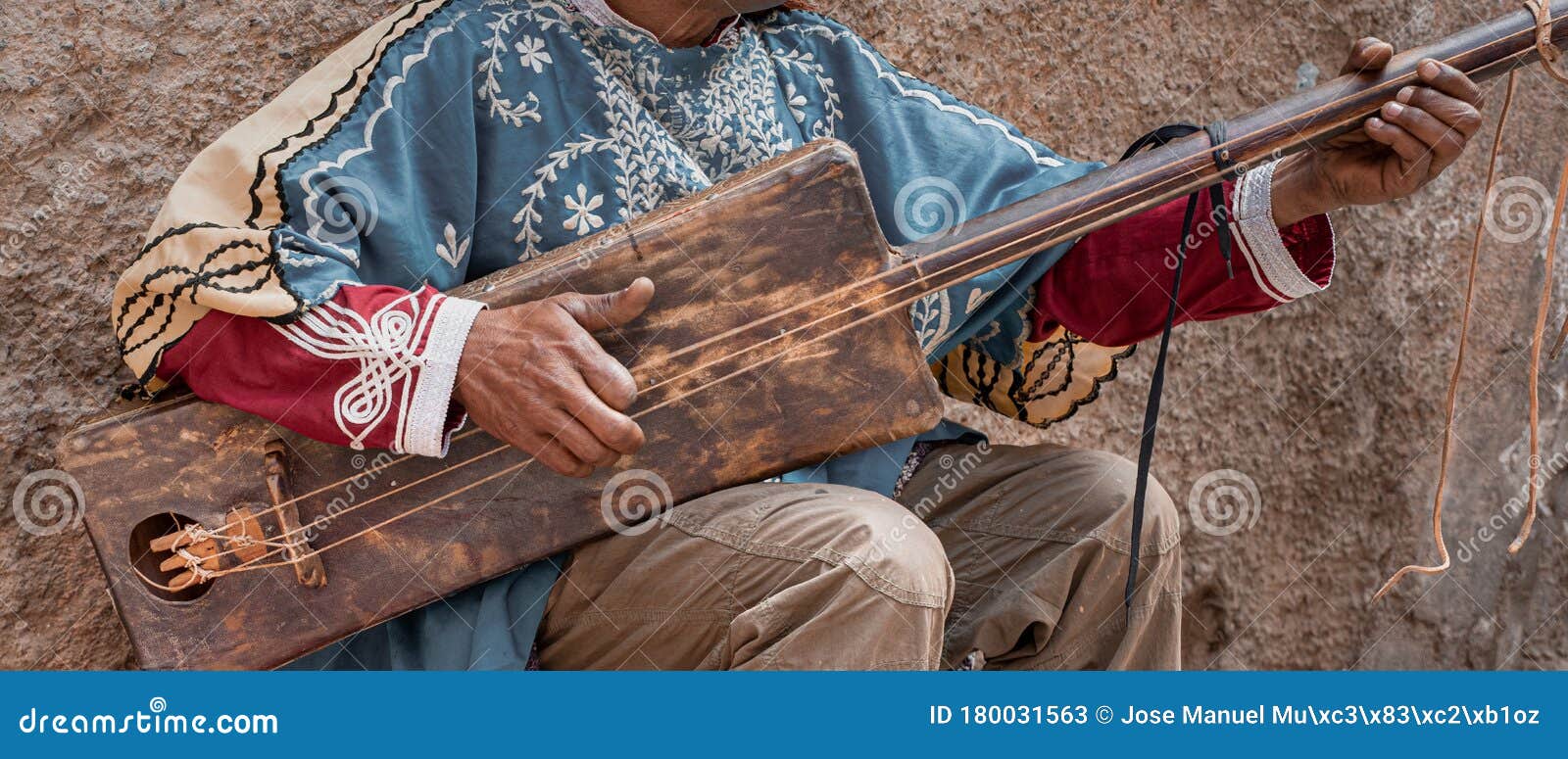 vroegrijp verlangen rekruut Marokkaanse Muzikant Die Gitaar Speelt Uit Marokko, Gumbri, Guembri of  Hajhouj, Marrkech Stock Afbeelding - Image of geluid, musicus: 180031563