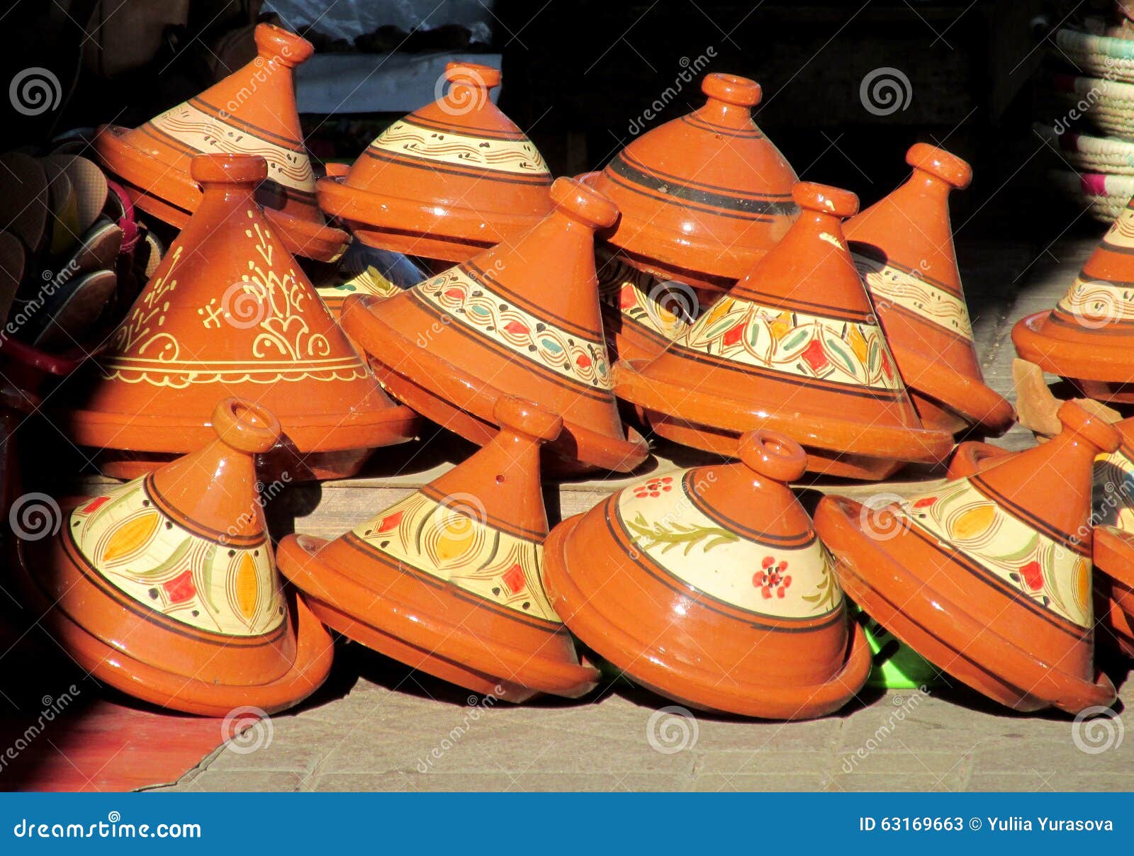 Marokkaanse potten Tajine stock afbeelding. Image of artistiek 63169663