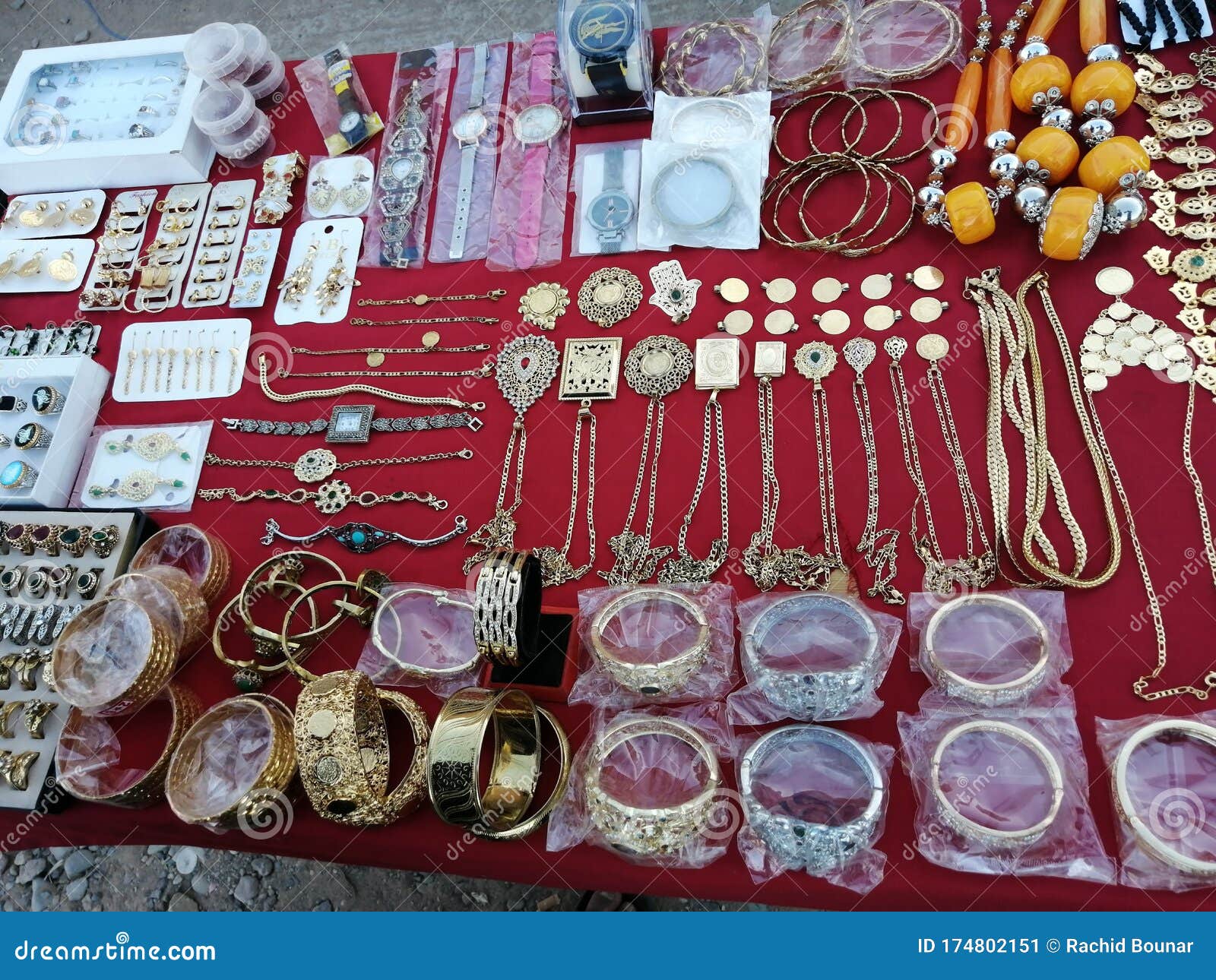 T Ontvanger verzoek Marokkaanse Traditionele Sieraden Stock Afbeelding - Image of juwelen,  vrouwen: 174802151