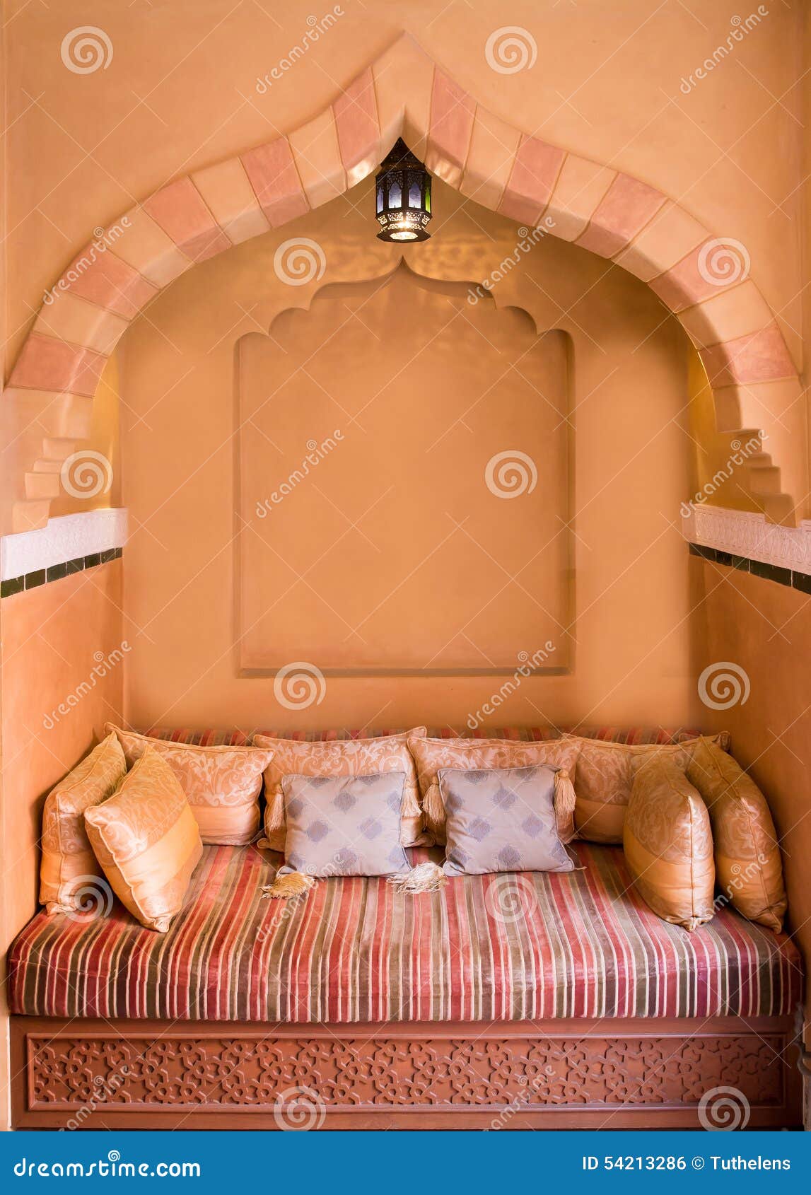 bestrating Interpersoonlijk Fantasierijk Marokkaanse Woonkamer stock foto. Image of comfortabel - 54213286