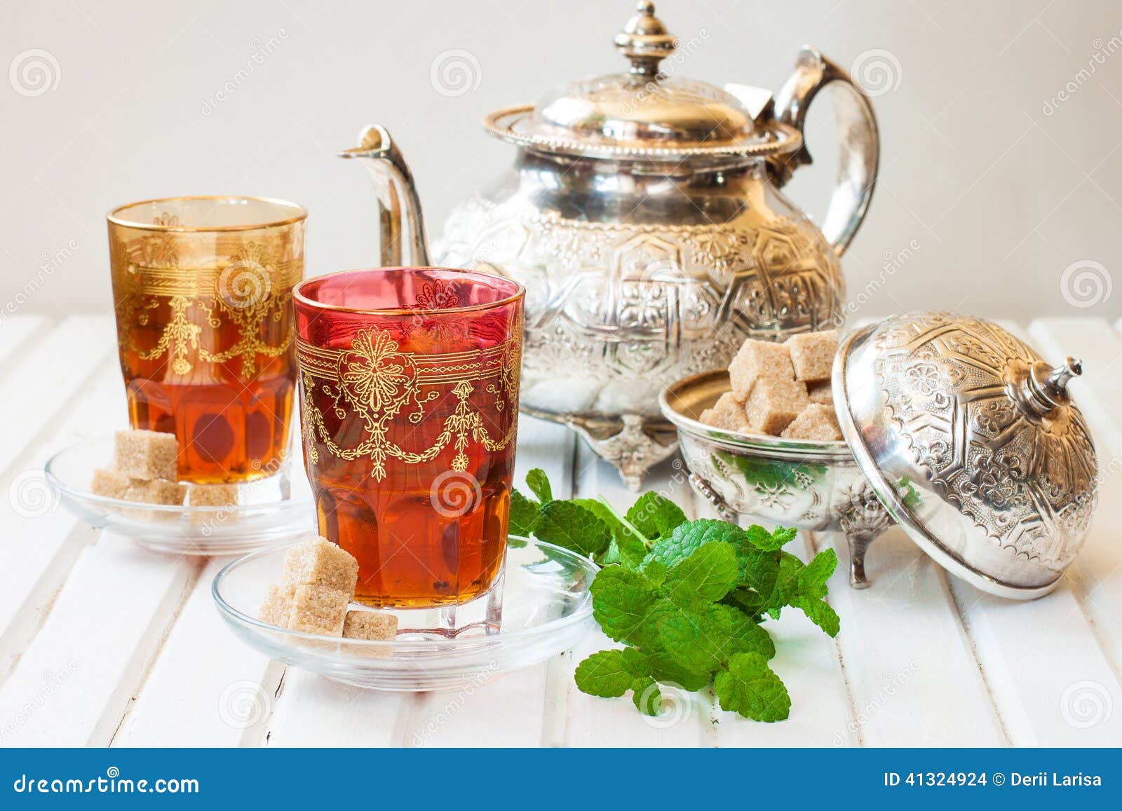 Marokkanischer Tee Mit Minze Und Zucker in Einem Glas Auf Einer Weißen  Tabelle Mit Einem Kessel Stockfoto - Bild von tradition, nahrung: 41324924