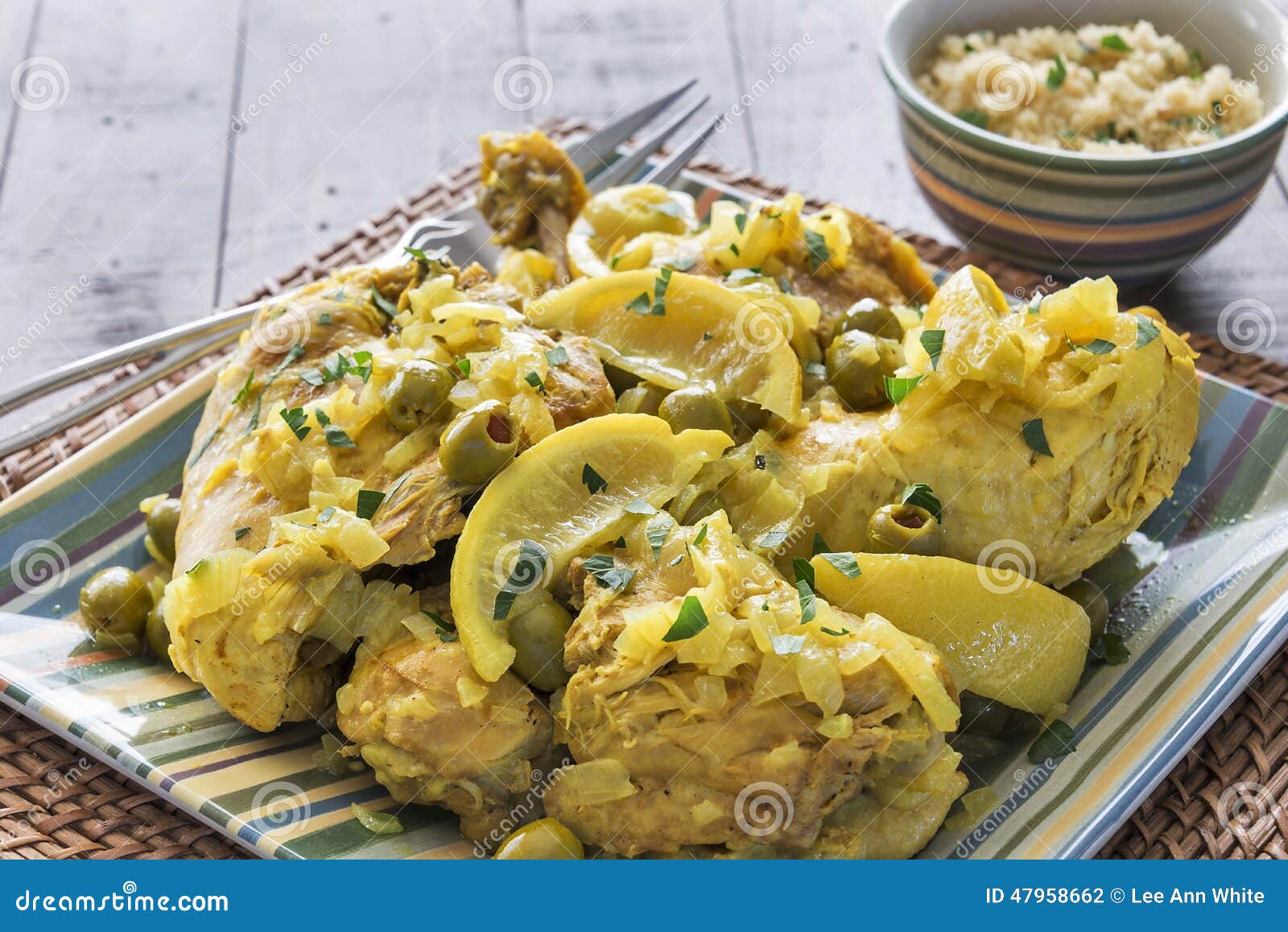 Marokkanisches Huhn Gedient Mit Kuskus Stockfoto - Bild von küche ...