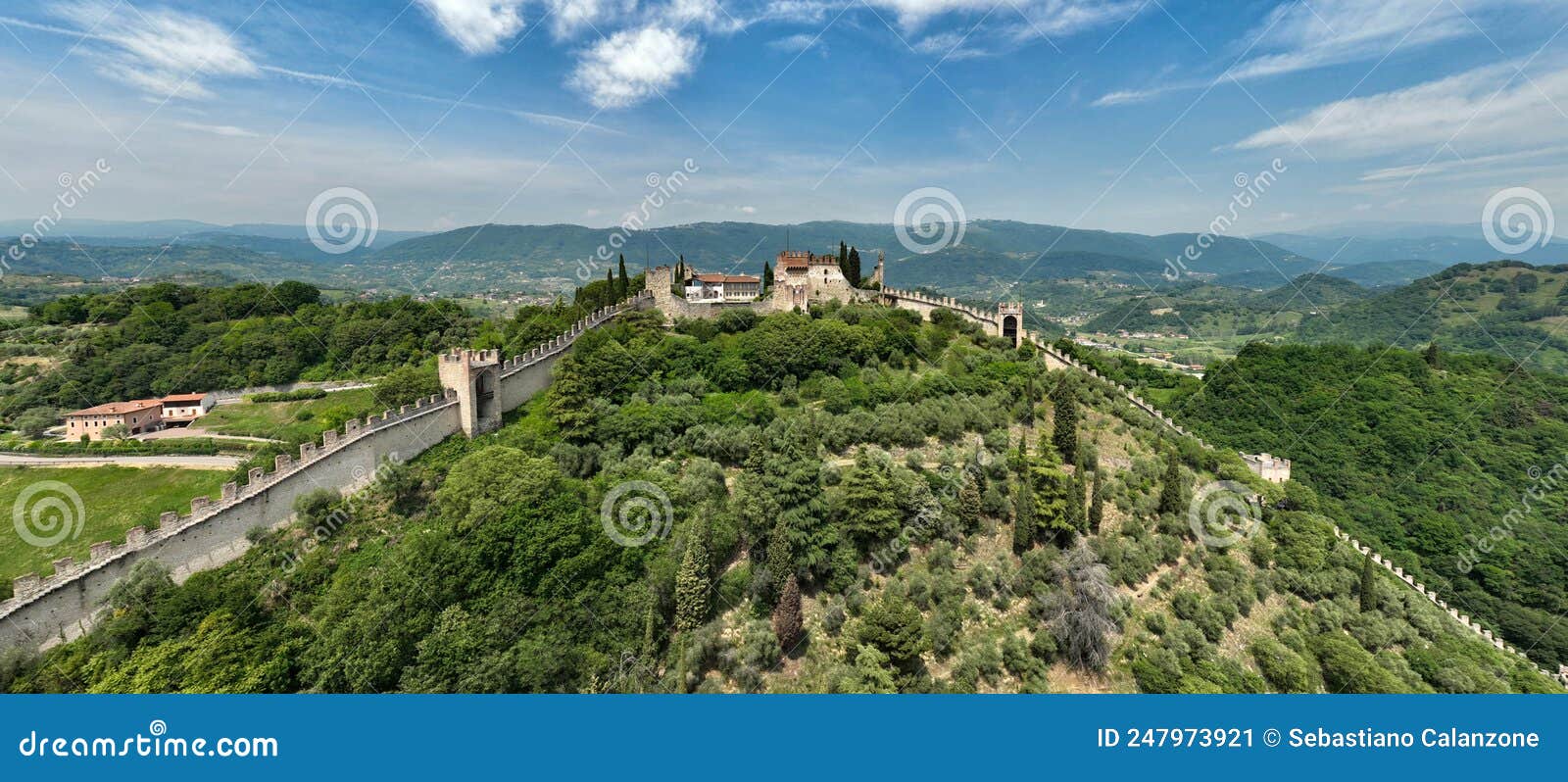 castello superiore di marostica visto dall`alto in una panoramica aerea