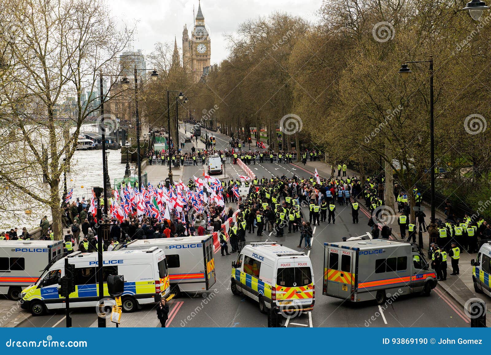 Mars för poliseskortprotest - London. London uk 1st April 2017 LEDARE - Den engelska försvarligan/Britannien samlar först med räknaredemonstrationen vid förena mot fascismrörelse i centrala London Poliseskort demonstrationerna som håller beställning