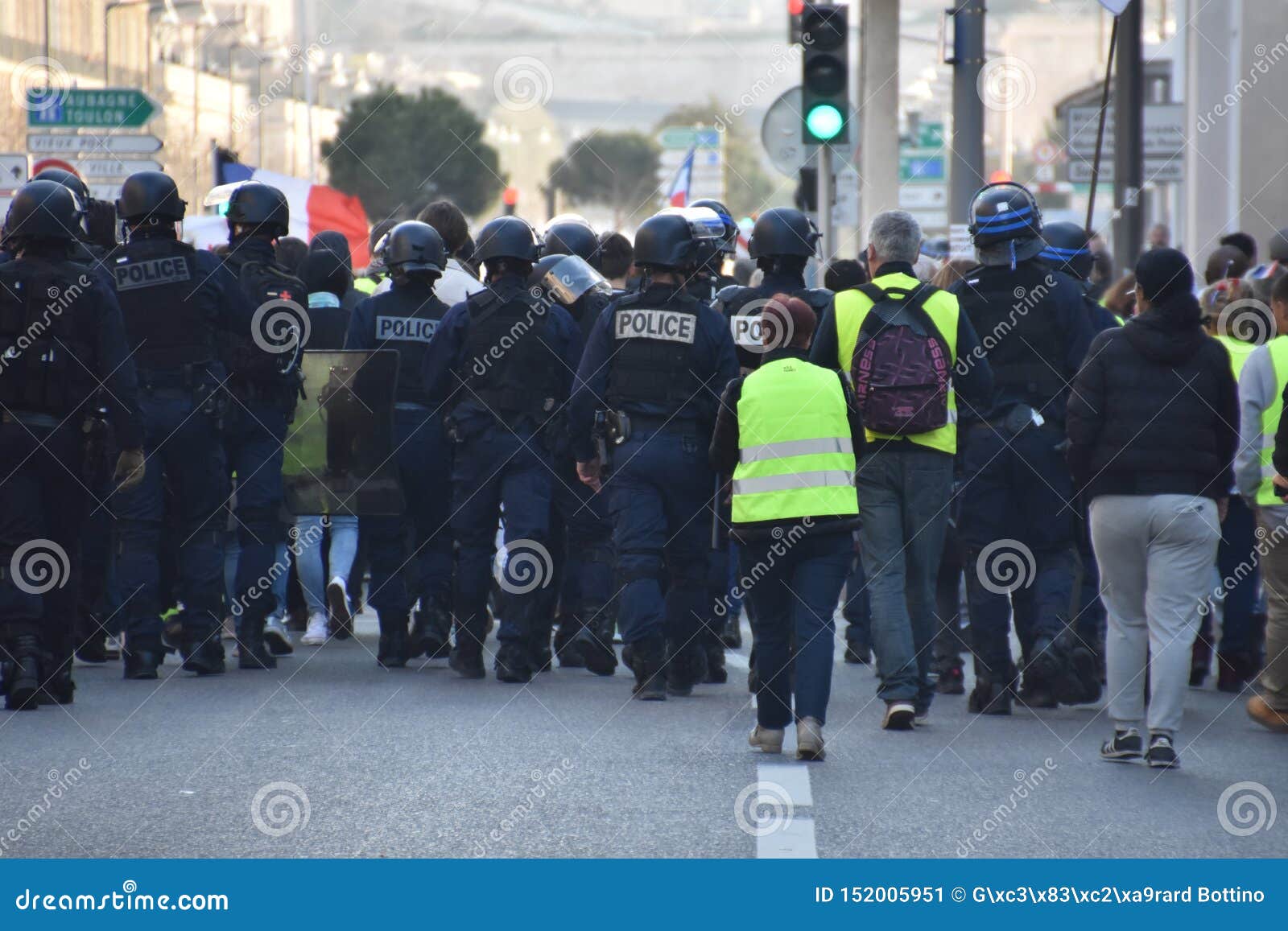 Helmeted Police Officers in Action Editorial Photo - Image of estaque ...