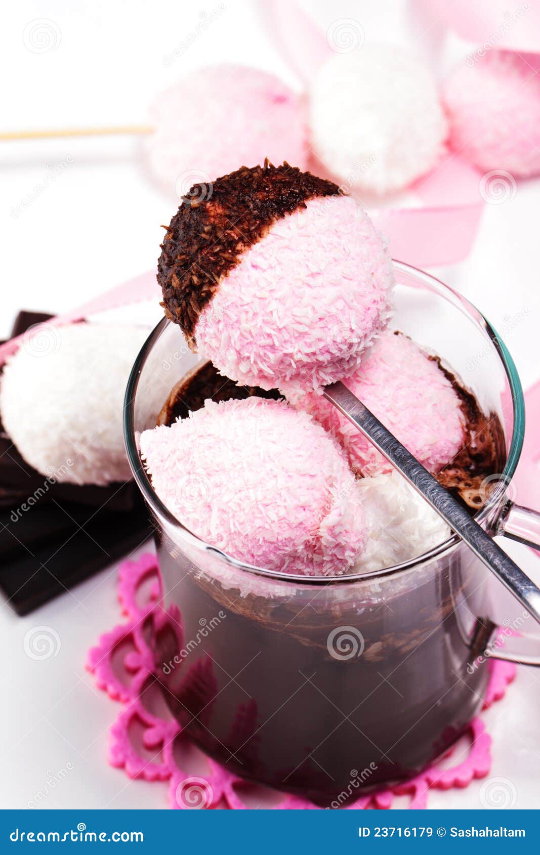 Marshmallow Dunked No Chocolate Quente Imagem de Stock Imagem de