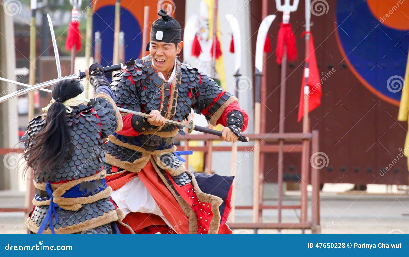 24 Martail-arts. SUWON, ZUID-KOREA - Oktober 30, 2014: De Koreaanse militair met traditionele Joseon-dynastie tijdens toont martail kunsten bij het vierkant van Hwaseong haenggung Foto op 30 Oktober, 2014 in Suwon wordt genomen, Zuid-Korea dat