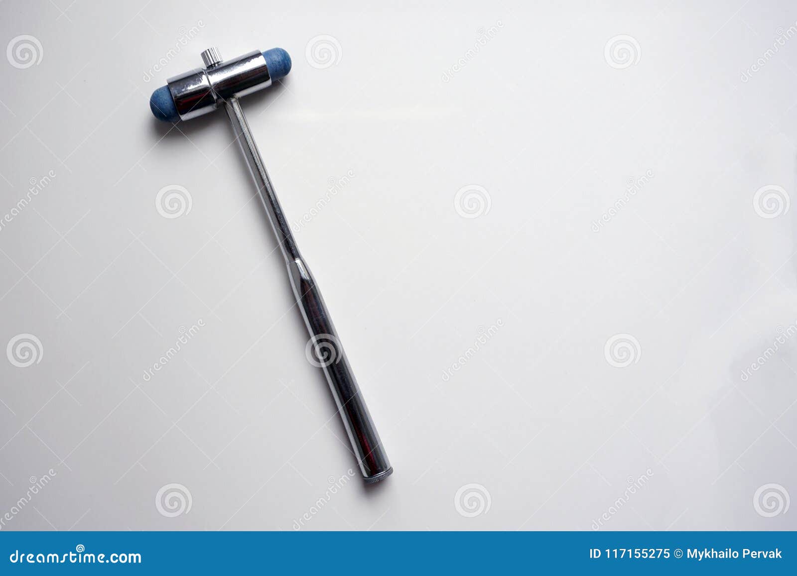 Marteau Réflexe Sur Le Fond Blanc Pour L'examen Médical Stéthoscope Réglé  D'argent De Médecine De Mensonges De Concept Image stock - Image du  neurologique, marteau: 117155275