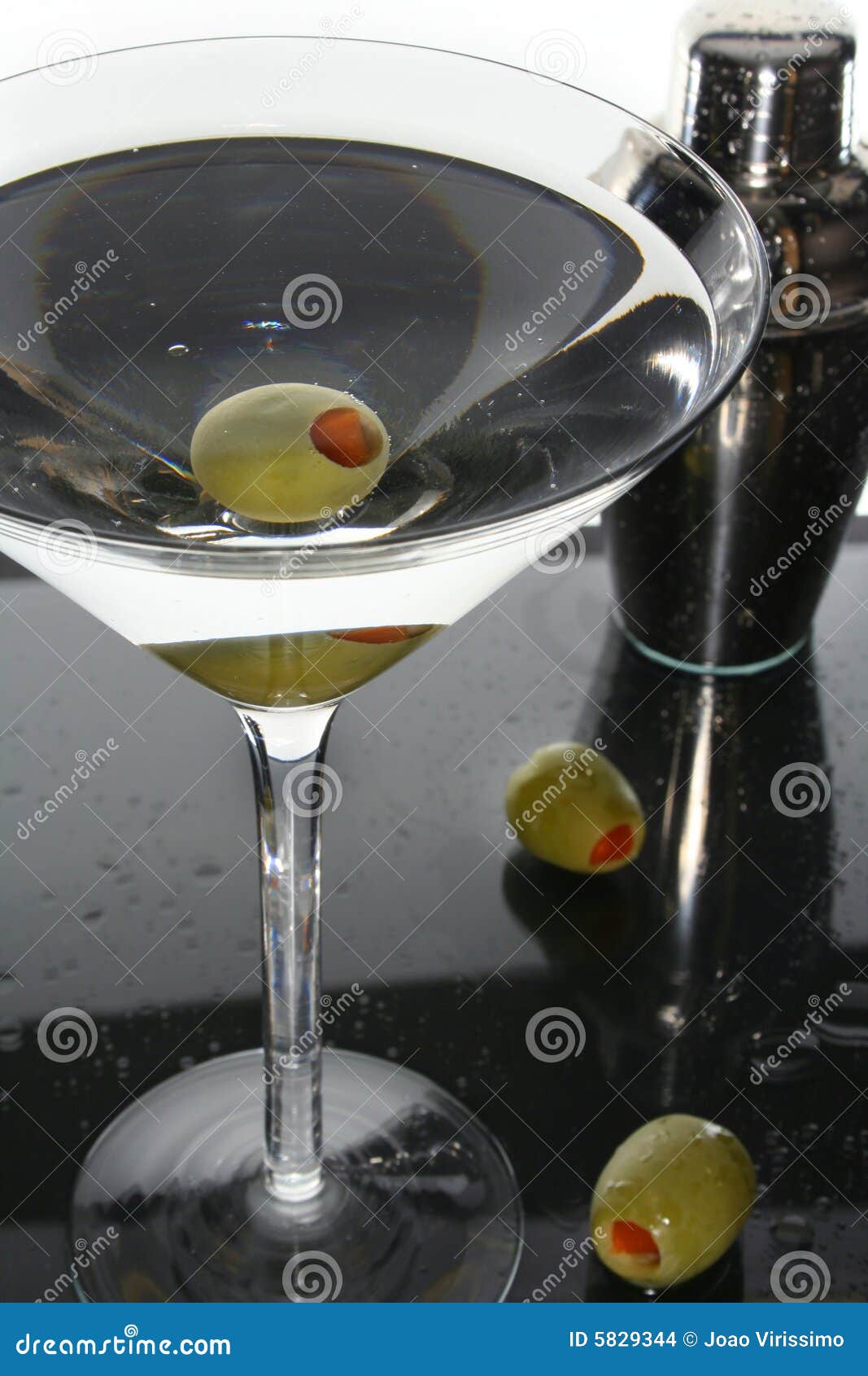 Martini et olives photo stock. Image du cocktail, métal 5829344
