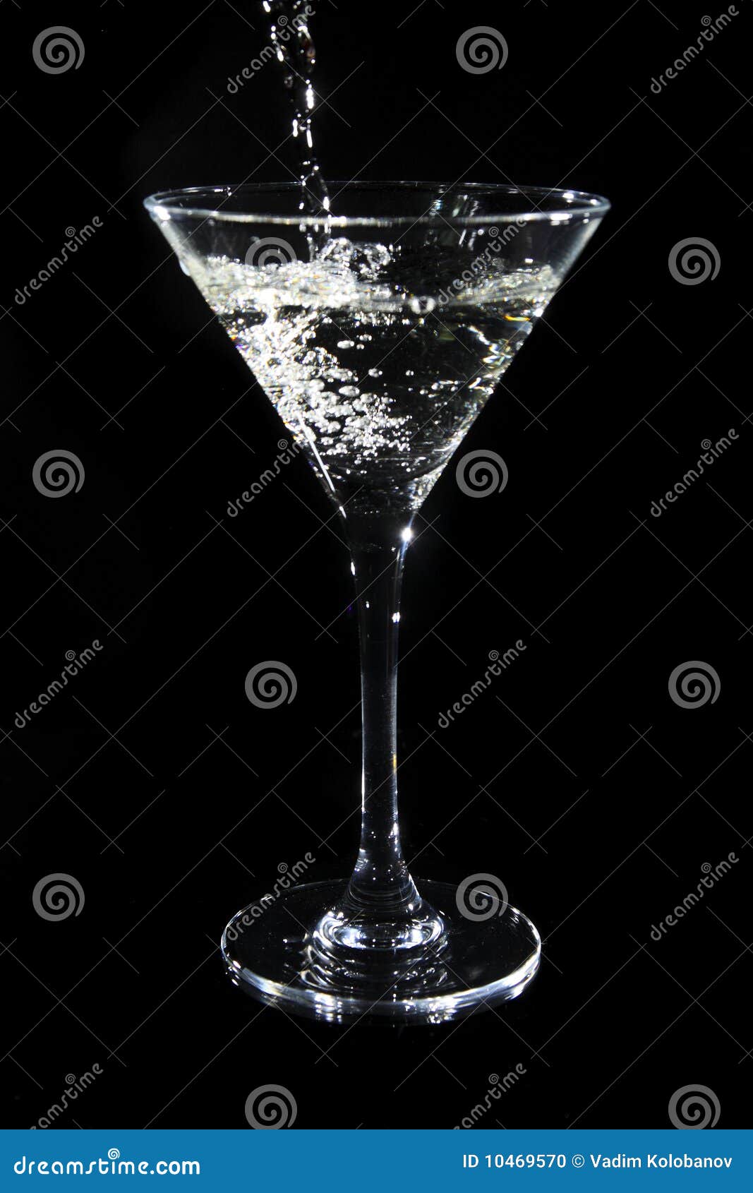 Martini Que Es Vertido En Un Vidrio Foto de archivo Imagen de gota, alto 10469570