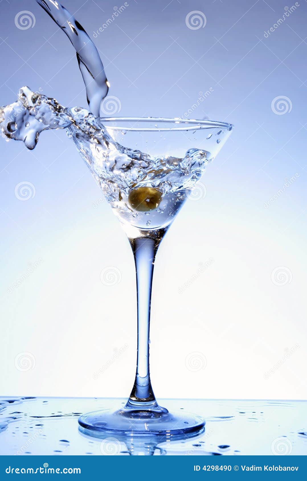 Martini Que Es Vertido En Un Vidrio Foto de archivo Imagen de enlace, oscuro 4298490