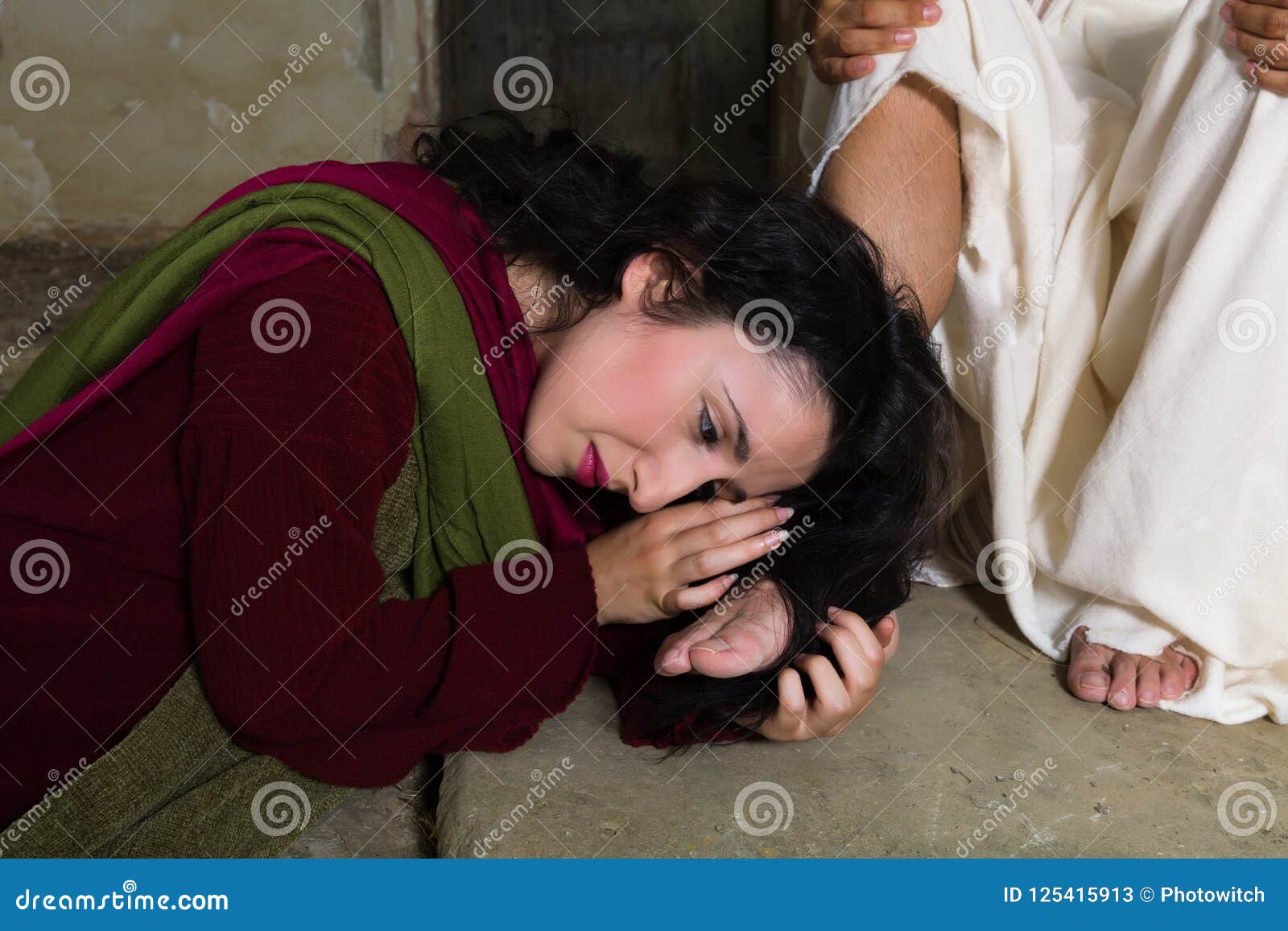 mary magdalene drying jesus feet with her hair