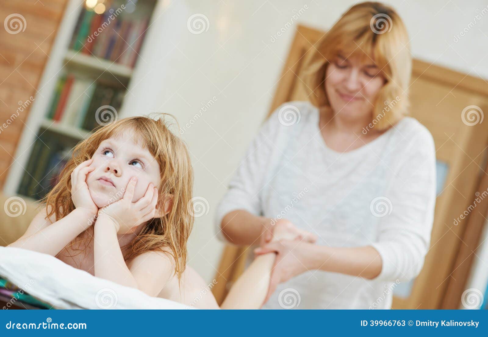 Мама делает массаж дочери. Мама делает массаж ребенку. Мама и ребенок массаж. Детский массаж девочке. Массаж для детей девочек.