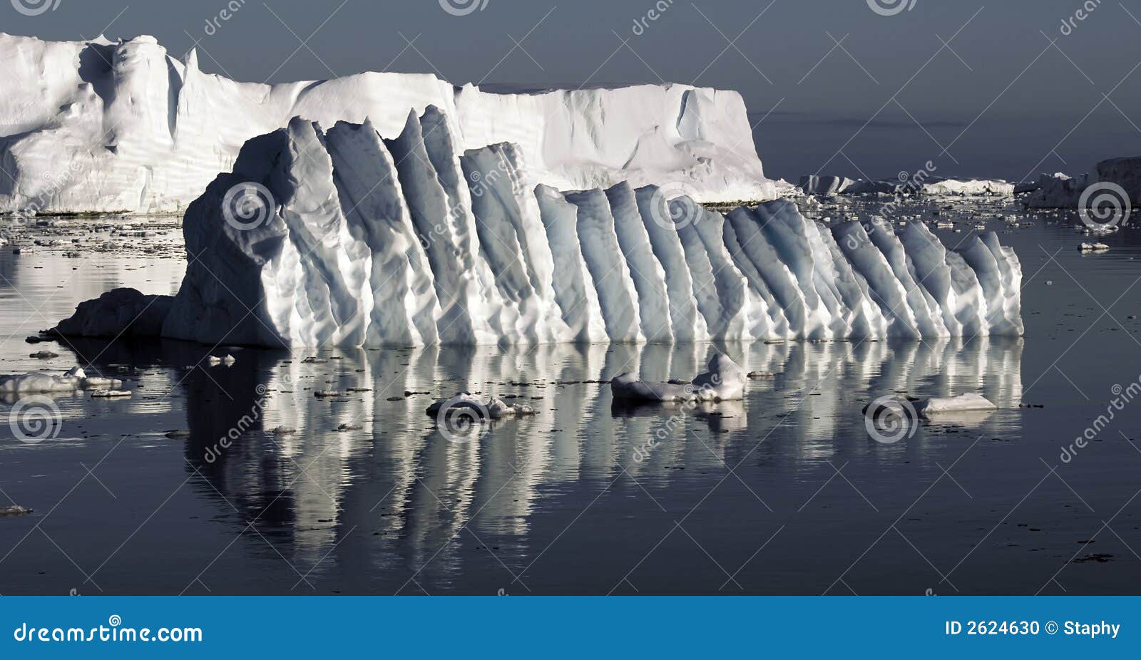 Masa de hielo flotante de hielo ondulada en un océano azul