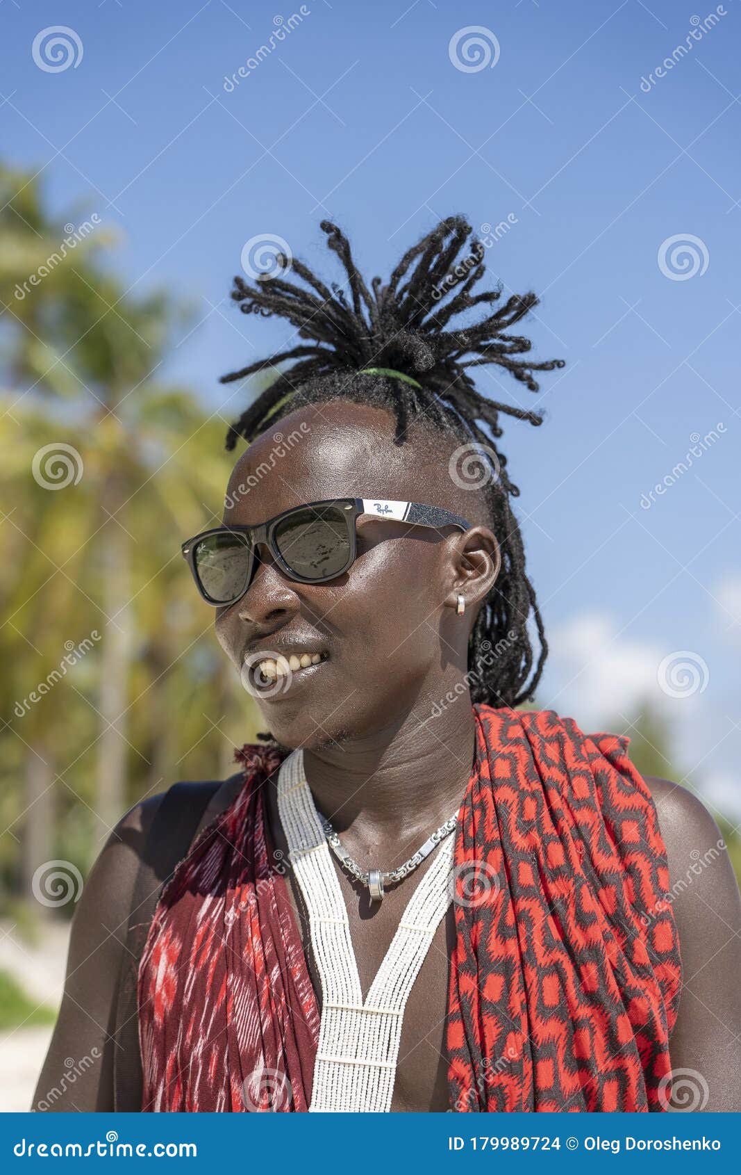 Masai Africano Vestito In Abiti Tradizionali In Piedi Vicino All Oceano Sulla Spiaggia Di Sabbia Zanzibar Tanzania Immagine Stock Editoriale Immagine Di Persona Colorful