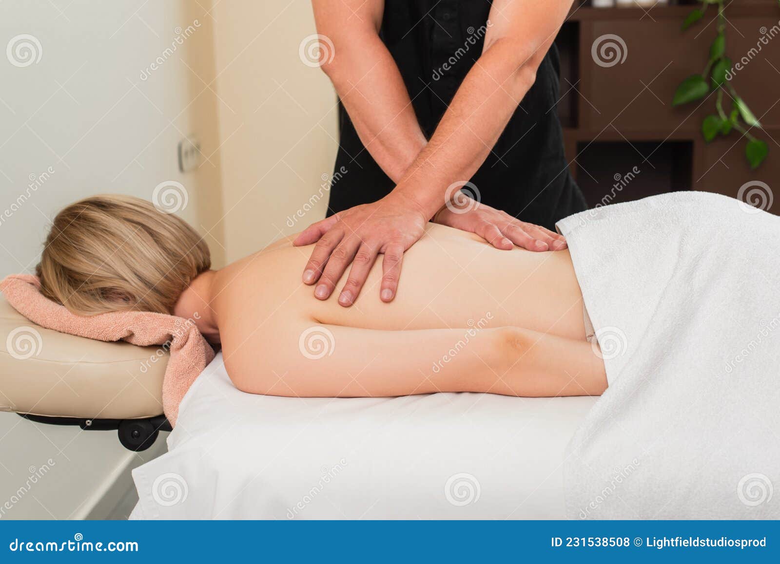 Masajista Masajeando a Una Mujer Desnuda Foto de archivo - Imagen de masaje,  mujeres: 231538508
