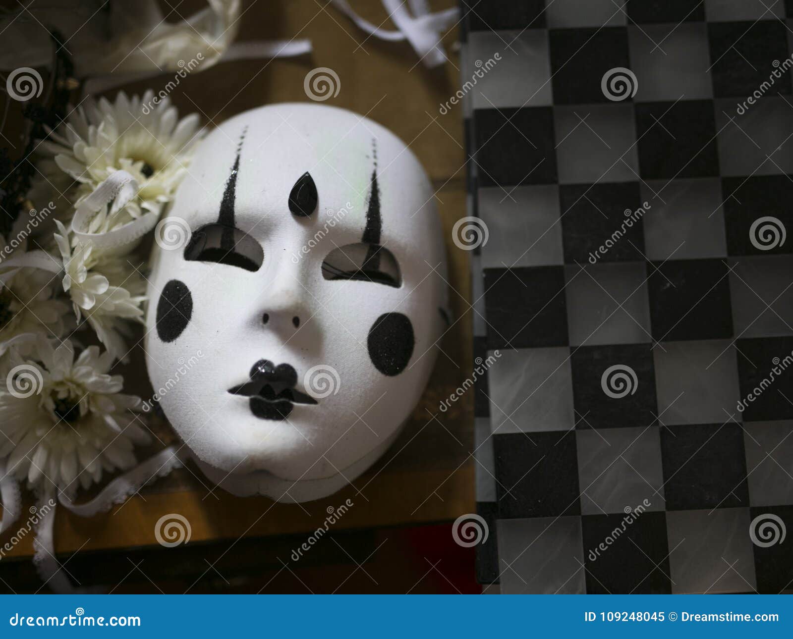 Maschera Bianca Di Carnevale Con La Decorazione Nera Immagine Stock -  Immagine di carnevale, paesaggio: 109248045