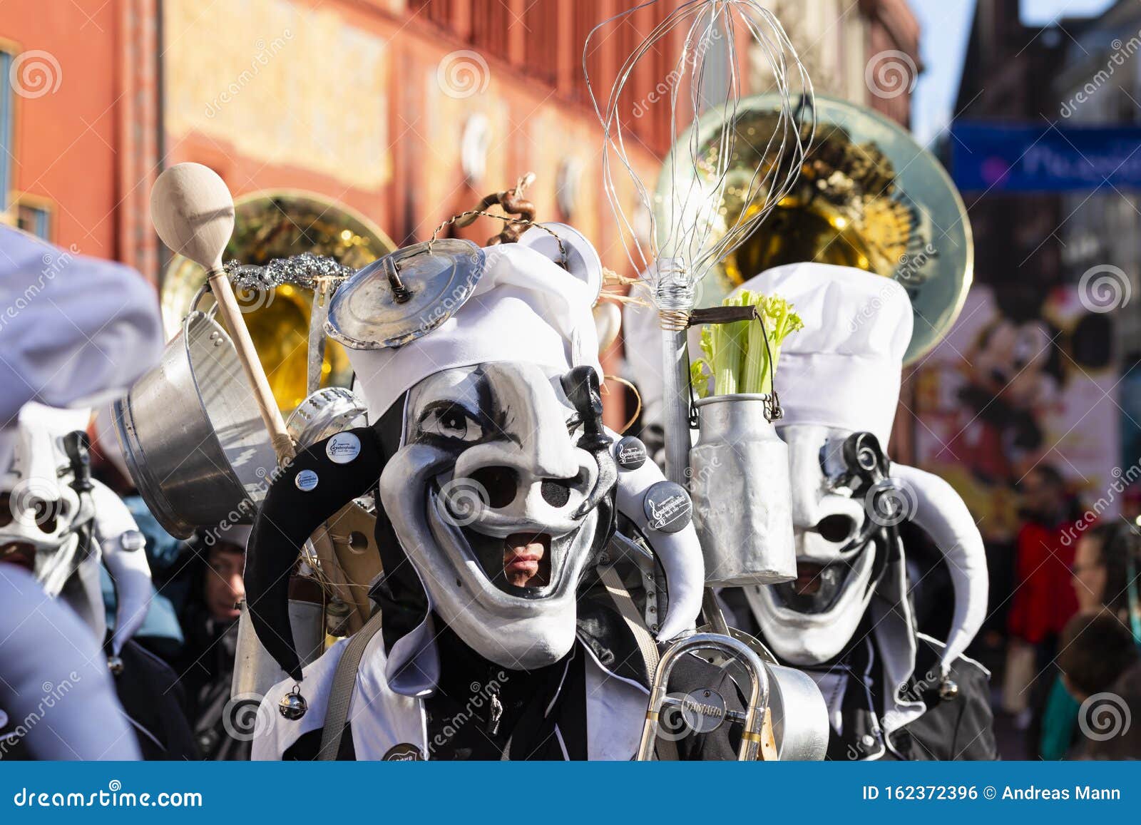 Maschera Bianca E Nera Nel Carnevale Di Basilea 2019 Fotografia Editoriale  - Immagine di larva, folclore: 162372396