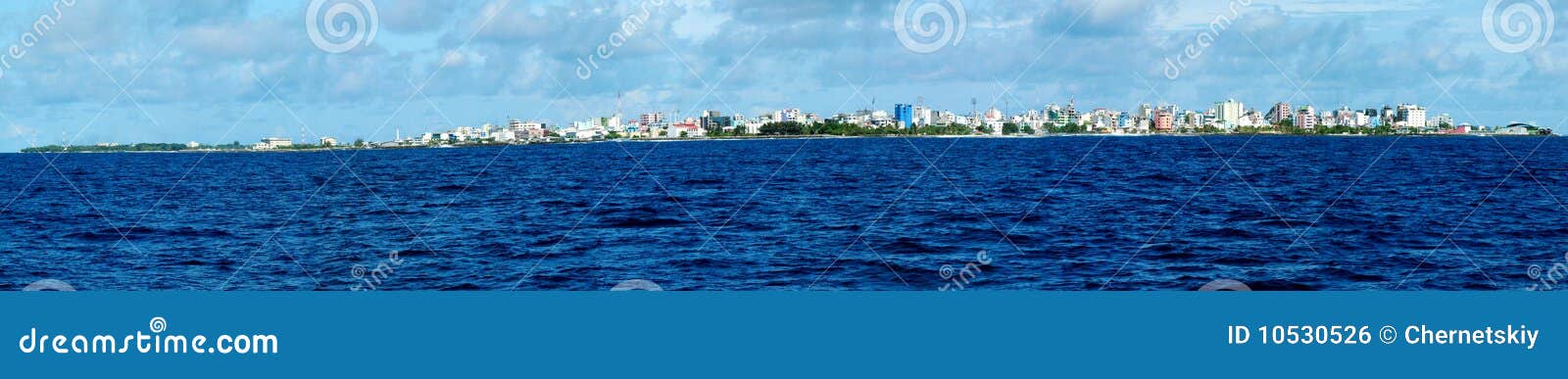 Maschio - capitale dei Maldives. Panorama. Vista del mare sull'atollo su cui il maschio è situato