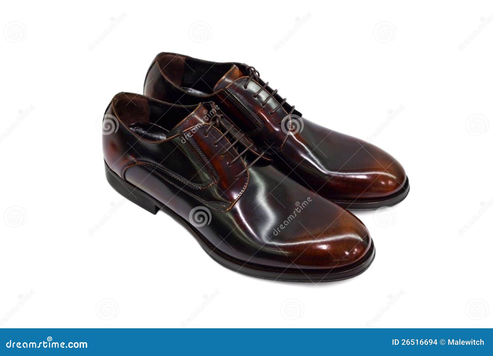 Maschio shoes-2 del Brown. Pattini maschii del Brown su priorità bassa bianca.